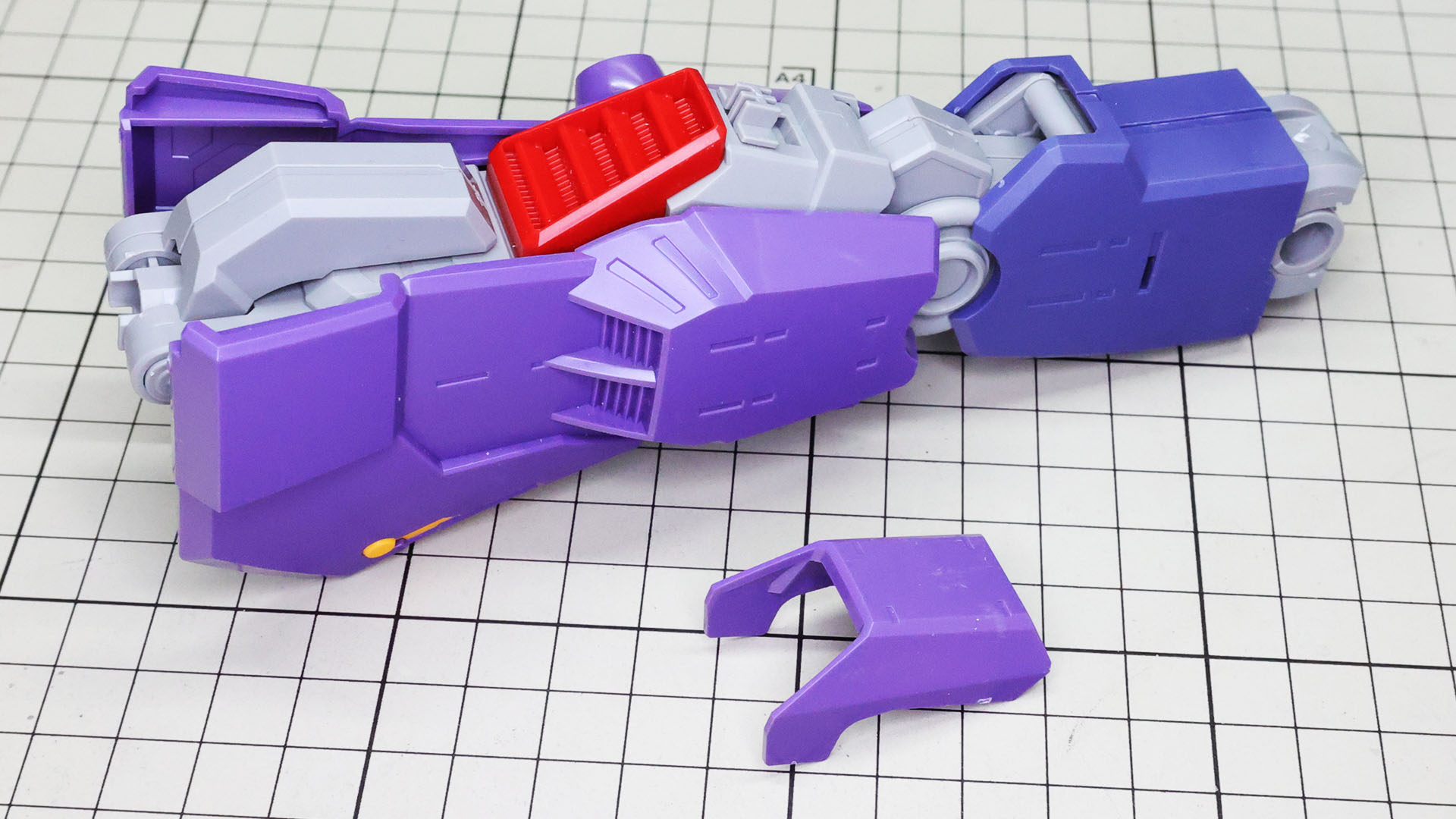 ふくらはぎ部にあるスラスターとカバーを組み付けます