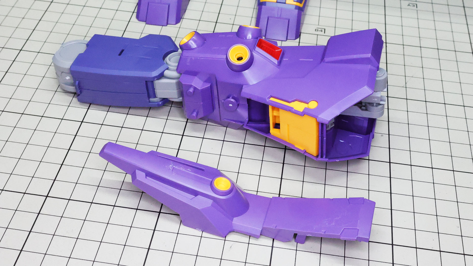 膝と脛の装甲は一体成型になっています。膝裏には別途パーツで裏打ちされています