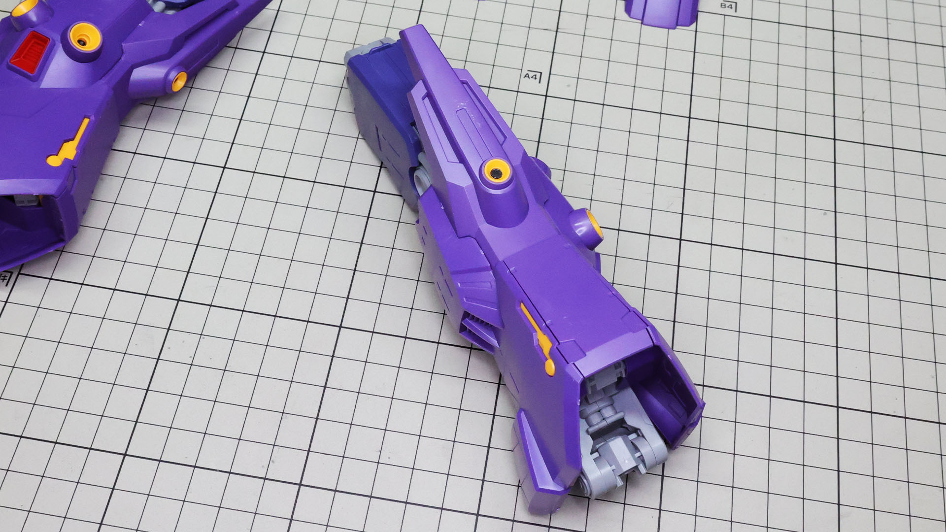 膝部のノズルにもシールでのディテーリングを行います