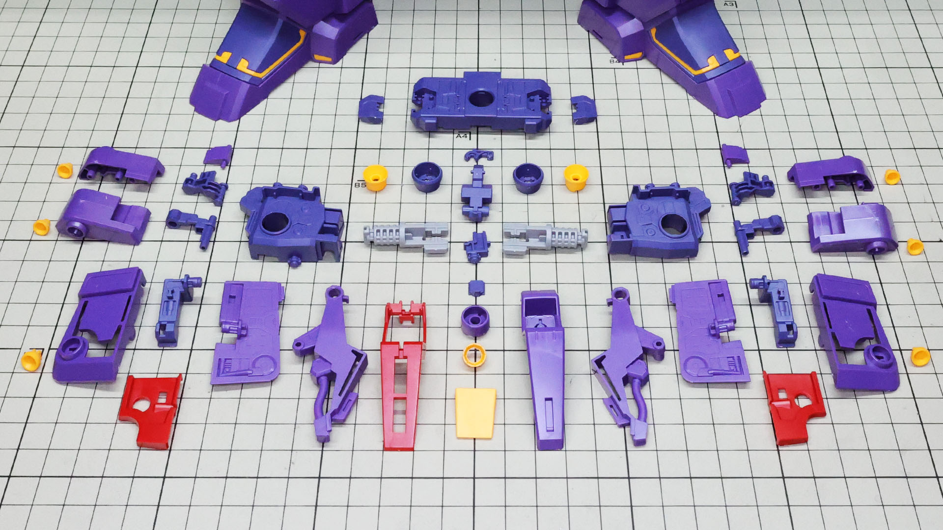 複雑な変形システムを実現するためとカラーディテールを再現するためにたくさんのパーツ割りになっています