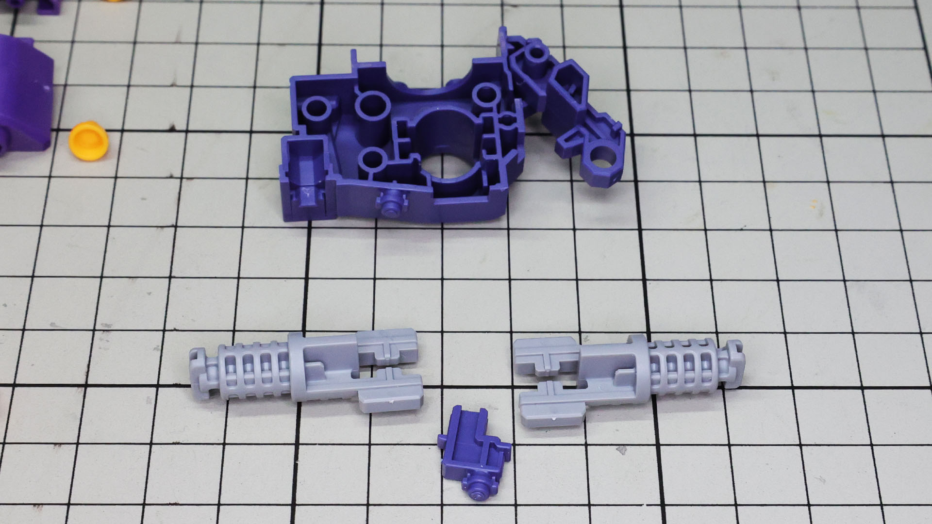 股間のコアフレームを組んでいきます。股関節は左右に広がるための構造になっています