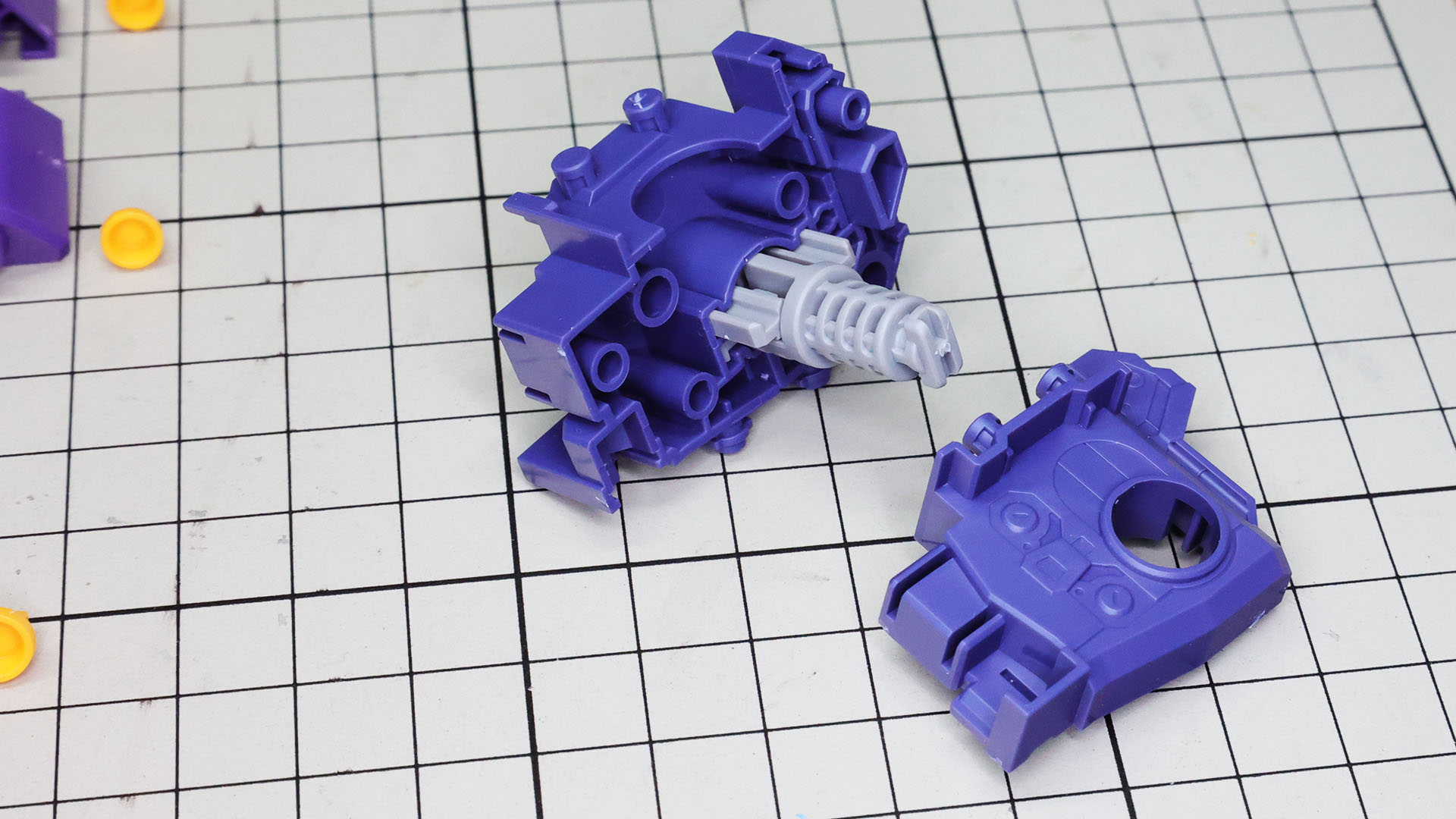 股関節をケースに組み込みます。重要な部分なので太く、剛性も高くなっています