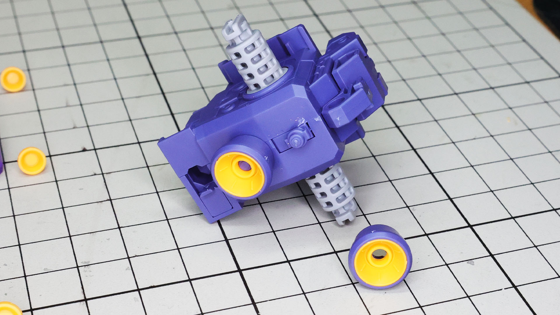 股関節をロック・リリースするための部分にはノズルが組まれます。このノズルを引いてリリース、押し込んでロックとなります