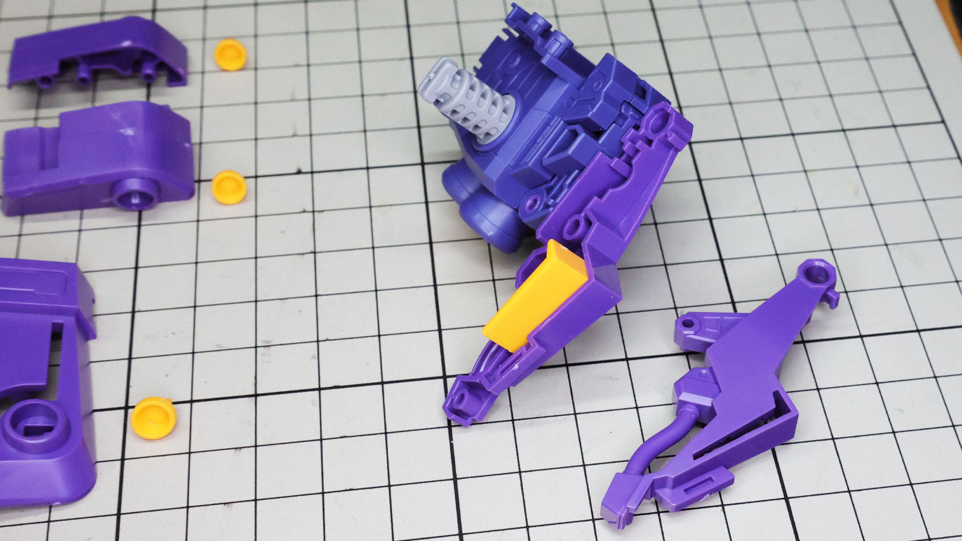 腰部前面のカラーディテールを組んでいきます