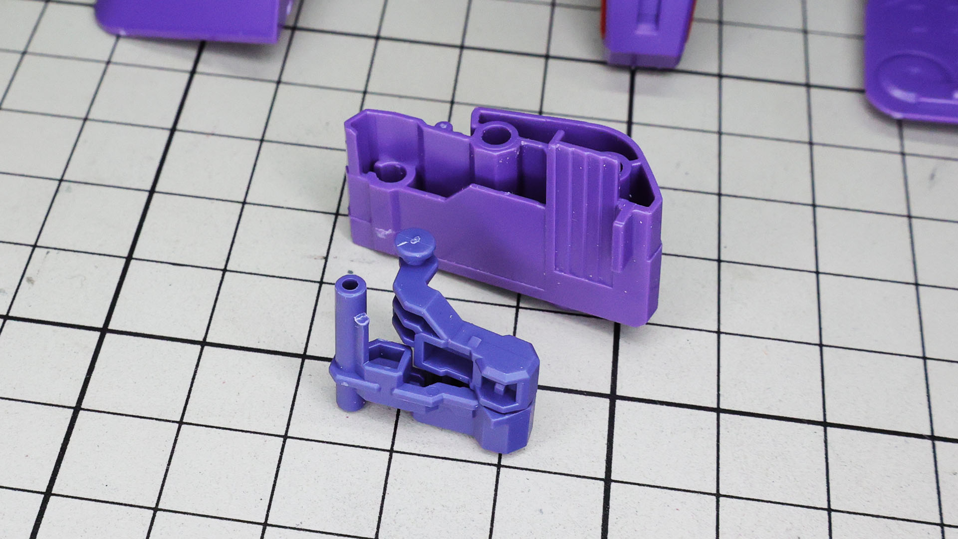 サイドアーマーは変形時の可動のため3軸の関節が組み込まれます