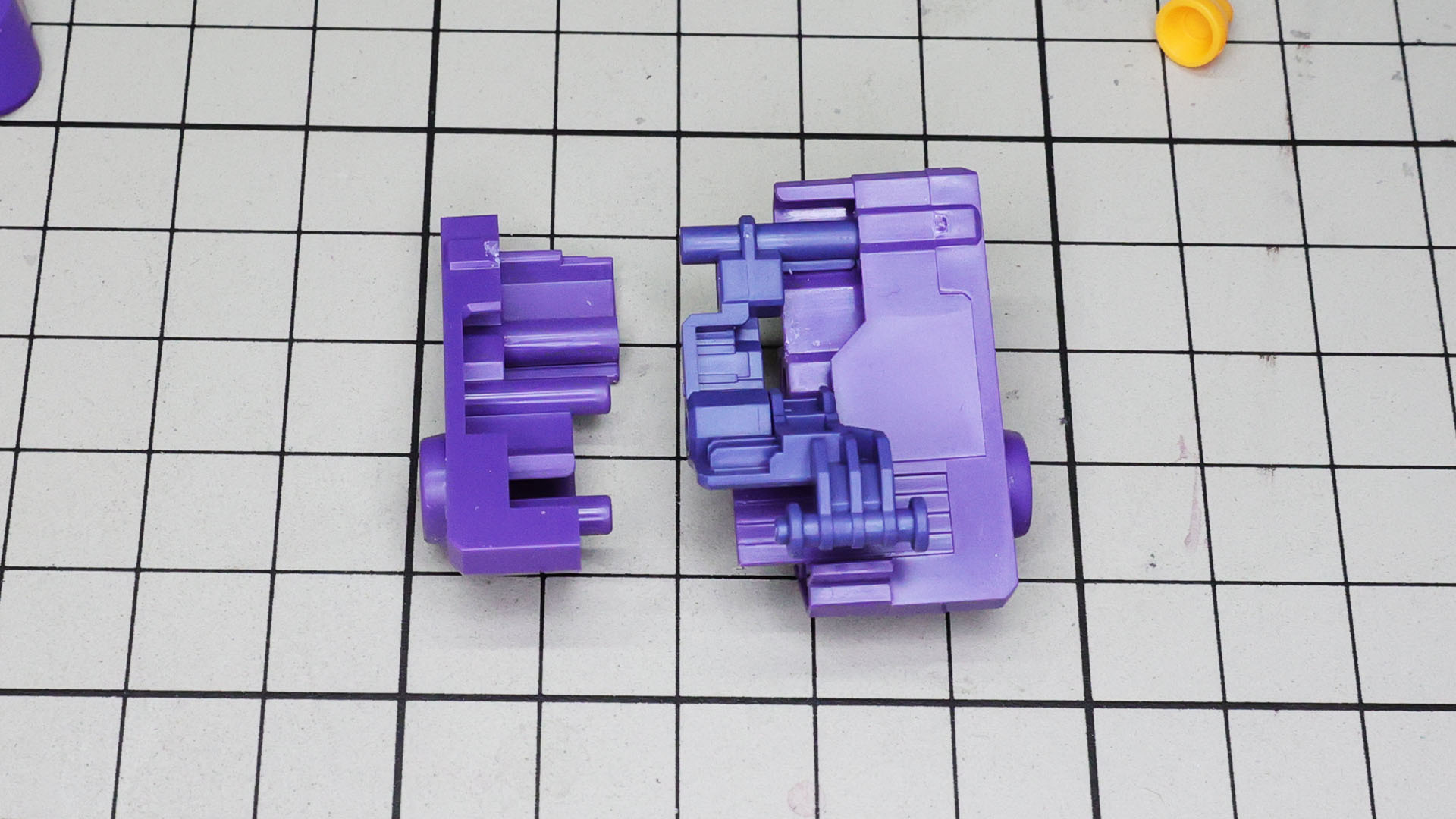 サイドアーマー側の軸は奥まではまらない構造なのでぐいぐい押し込まないように注意！