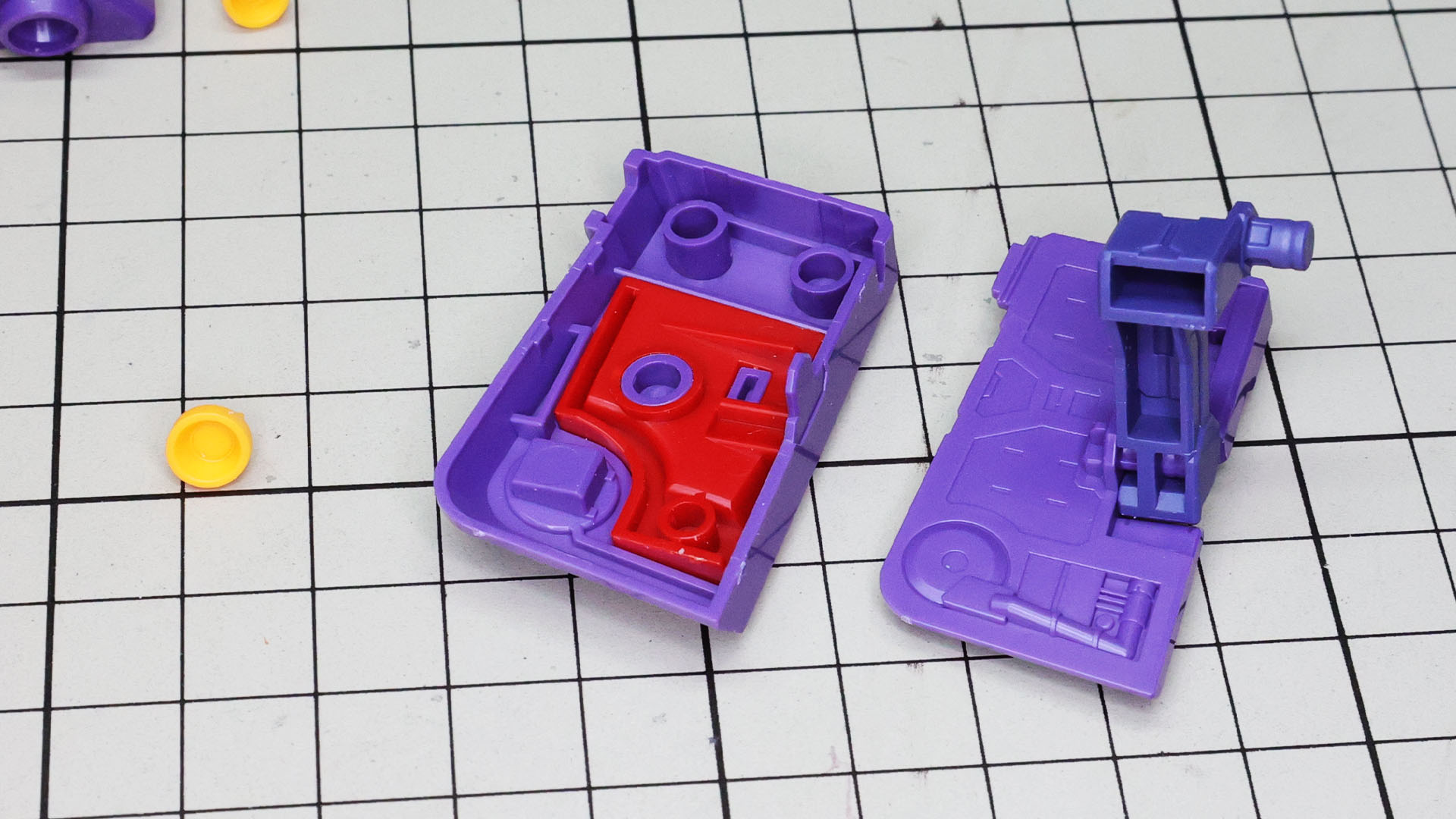 フロントアーマーには内側にカラーディテールと変形用のアームを組み込みます。このアームで上方へ移動するようになります