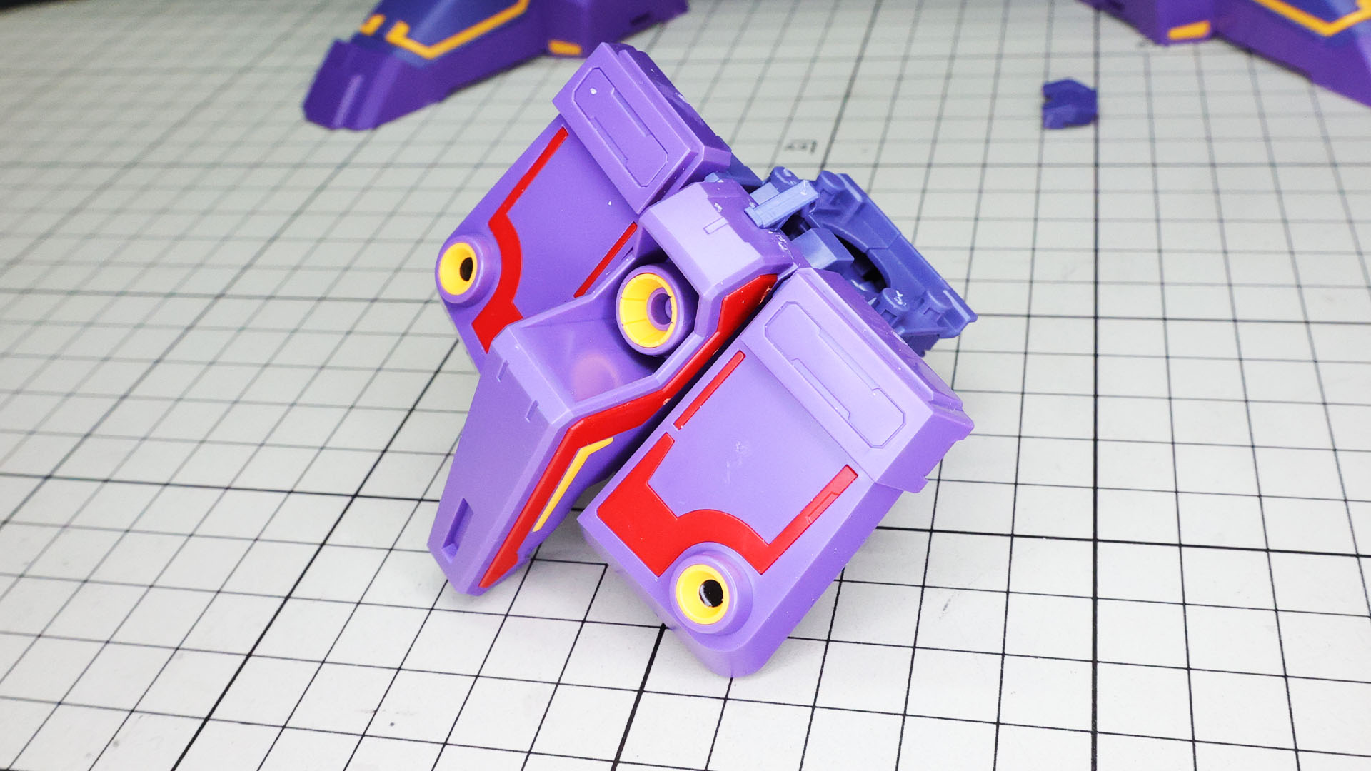 フロントアーマー前面にノズルを組み込んで腰部にドッキングさせました