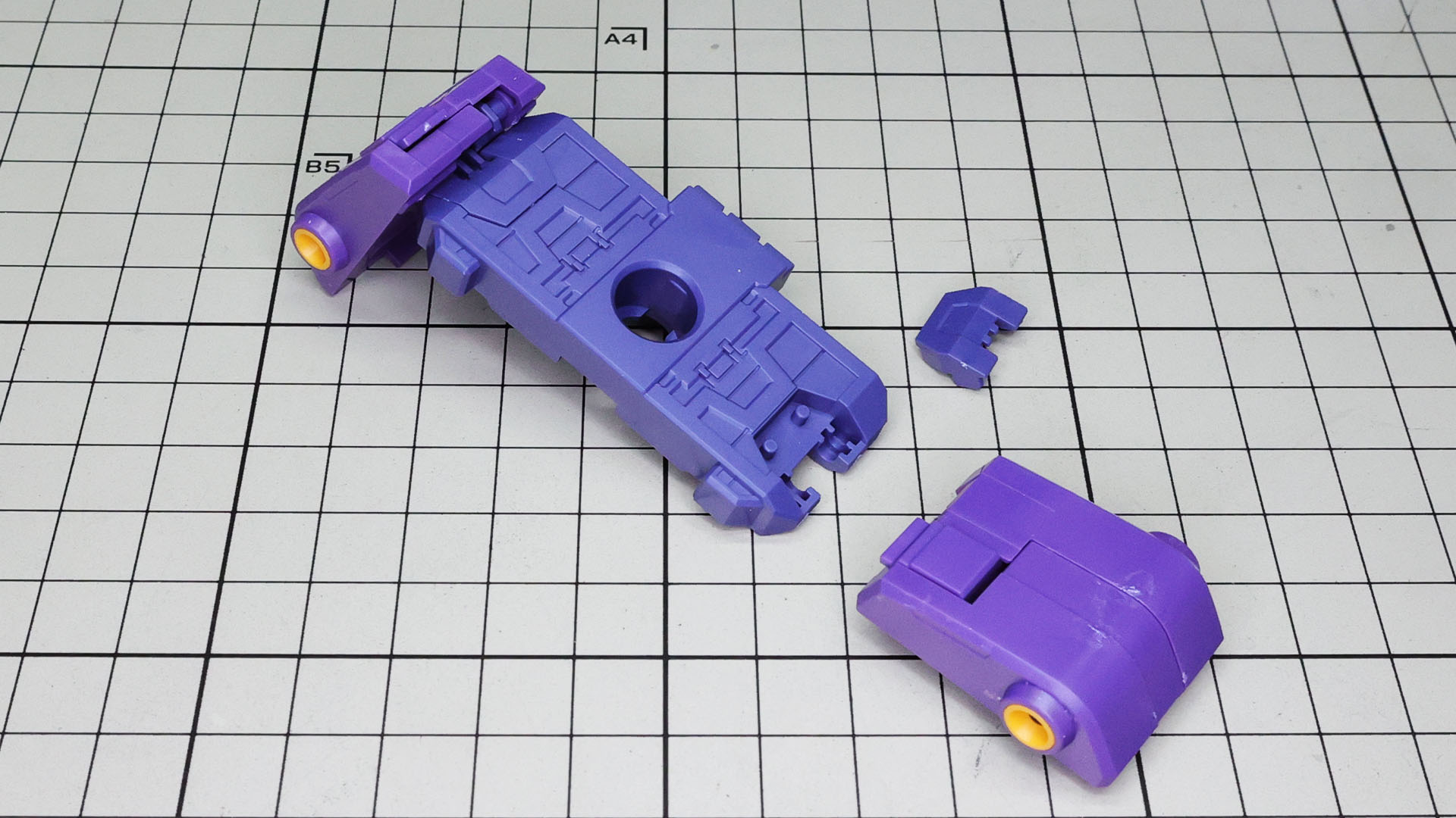 サイドアーマーは胴体部との接続部にドッキングさせます