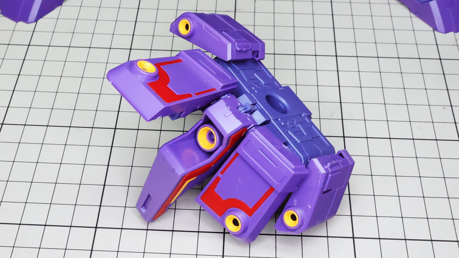 ぱっと見、一般的なモビルスーツの腰部の可動性能ですが複雑な変形機構を持っています！