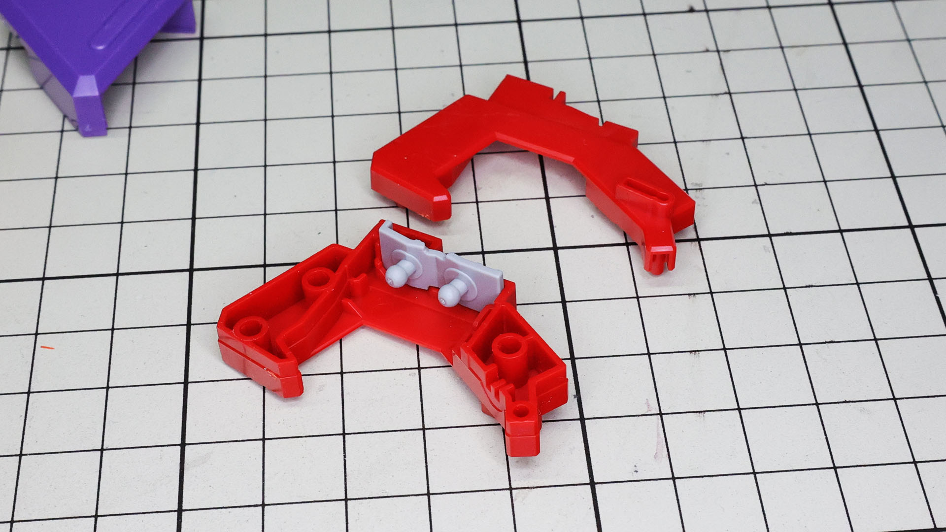 赤のパーツにはリフレクター・ビットの接続部を組み込みます