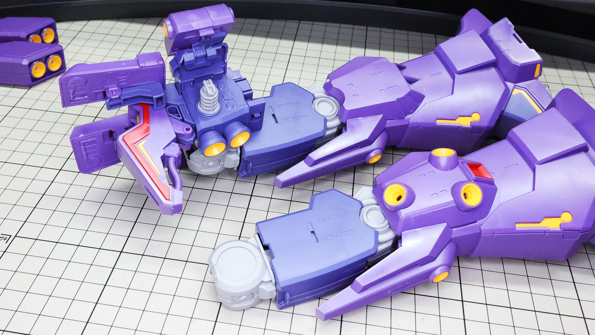 脚部は腰部に対して90度後ろにしてドッキングさせ、前方へ回転させます