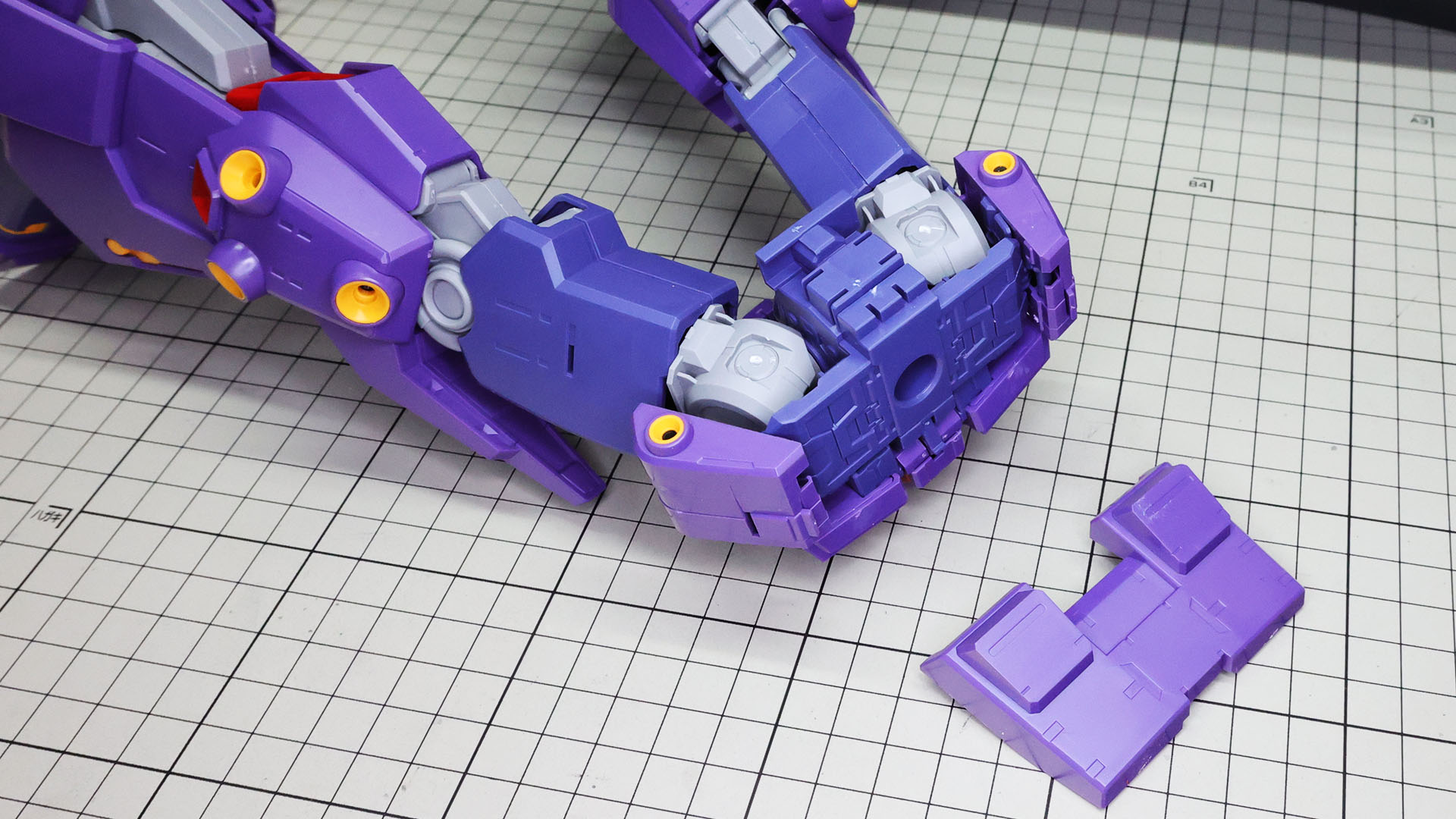 腰部にリアアーマーを取り付けます