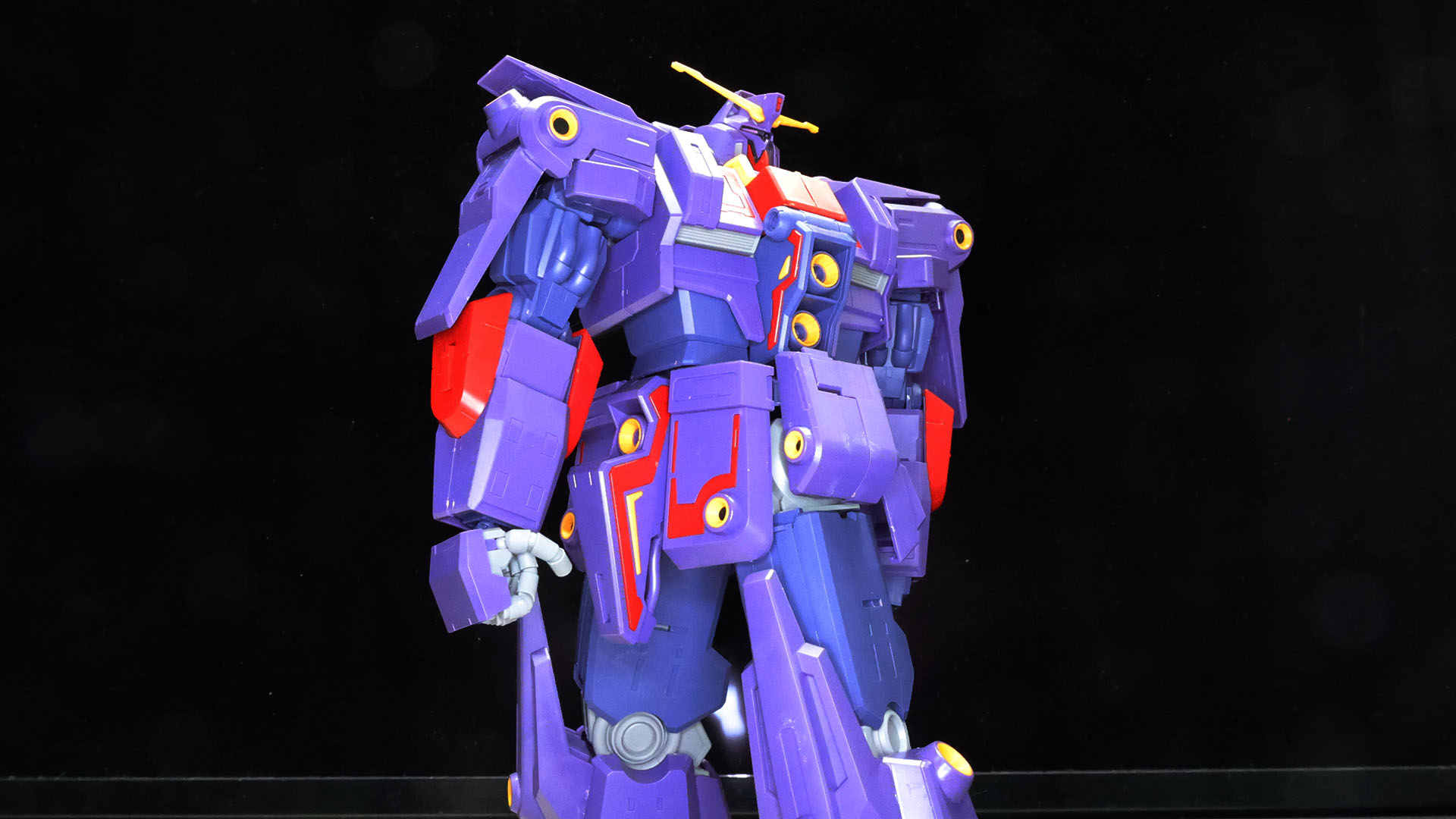 上半身は下半身に対して90度横を向けて接続し……