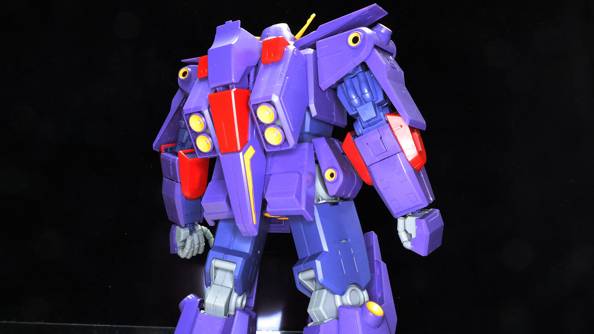 回転させて正面を向けます。写真はリア側、バックパックなどの配置です