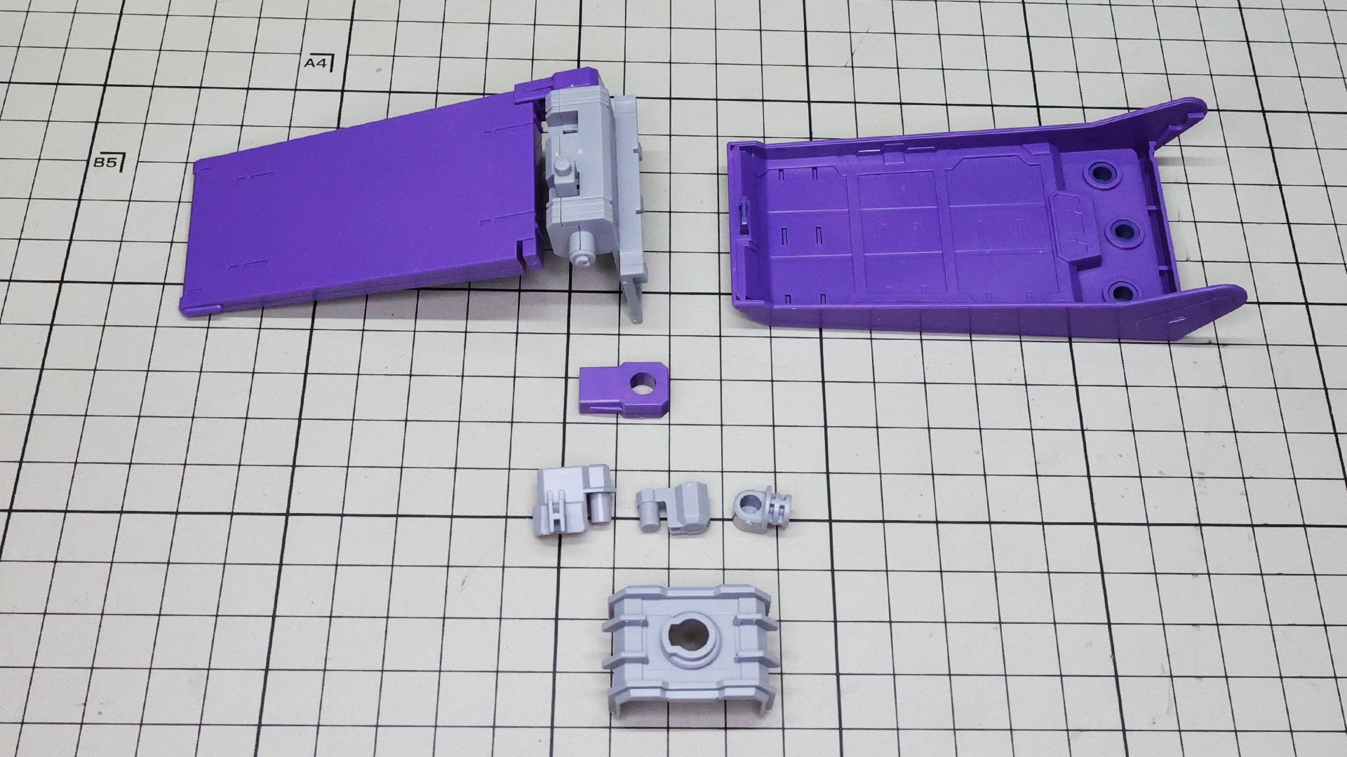 構造は難しくなく、回転軸のメカフレームと板状のパーツを組んでいきます