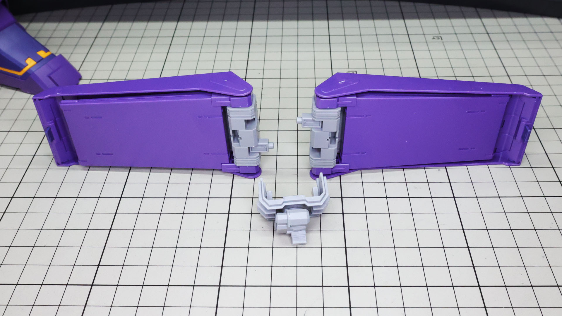 腕部へのジョイントは多軸構成でシールド同士を連結する機能を持っています