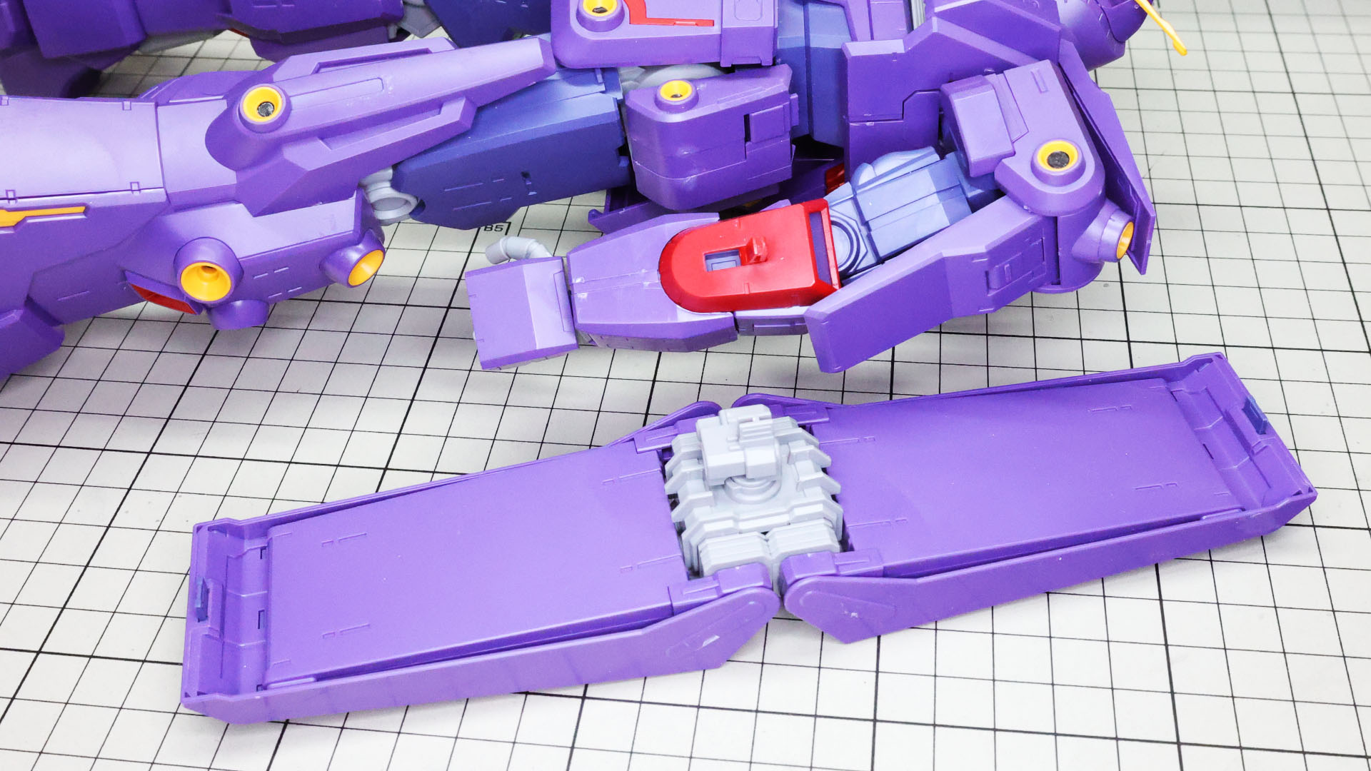 腕部の接続部を開くことでシールドをドッキングできます