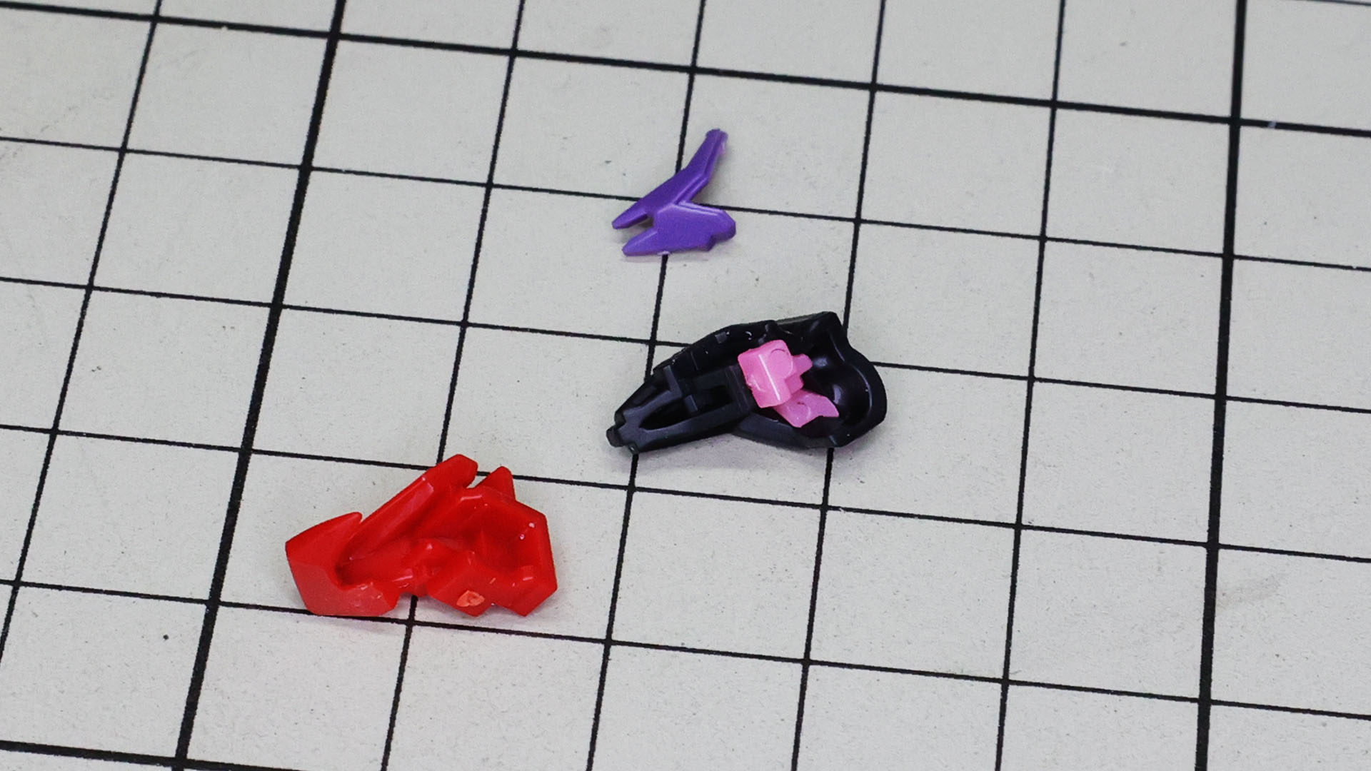 ちょっとわかりにくいのですがマスクは半分ほど失われています。ツインアイも1つになり、パーツとしての形状がつかみにくいですがうまく合えばすいっと吸い込まれるように組まれるガンプラクオリティを実感できます。でも最大限の注意を払って組んでください！