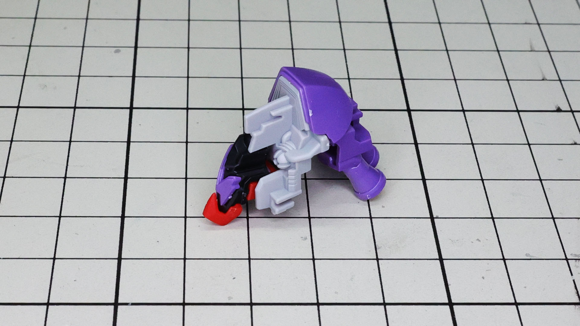 メカフレームにマスクや後頭部などを組んでいきます