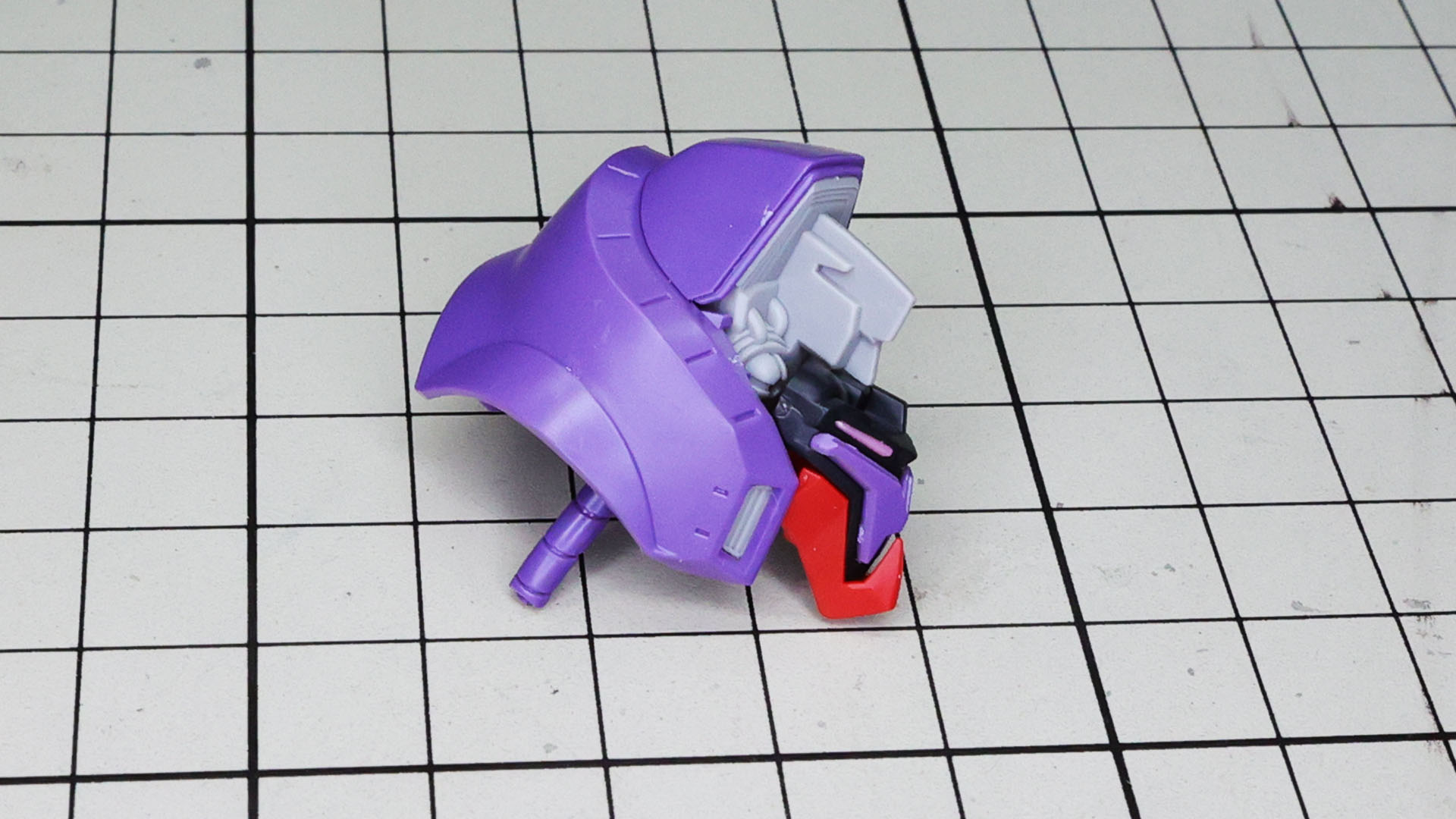 頭部右側の損傷はほぼありませんが、動力パイプが見えます