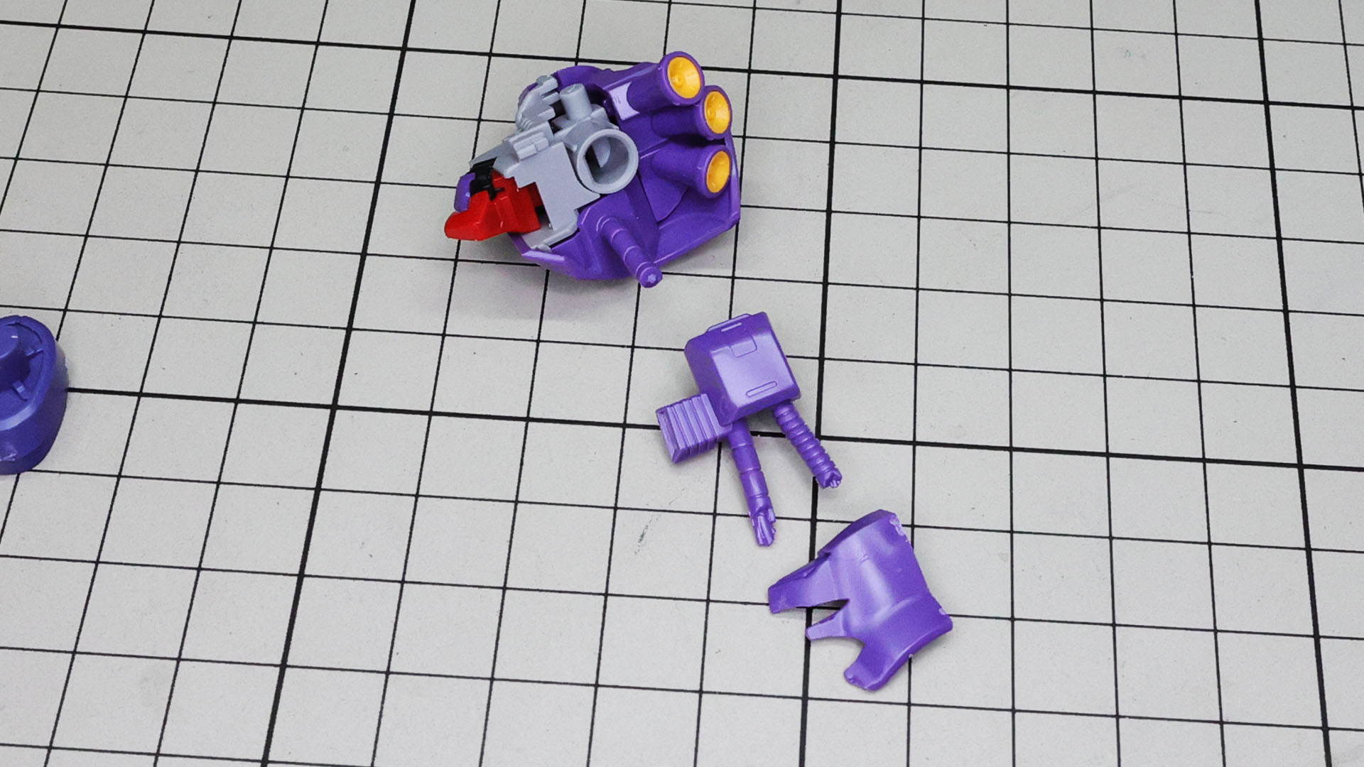 左側は損傷がひどく、内部メカが露出します