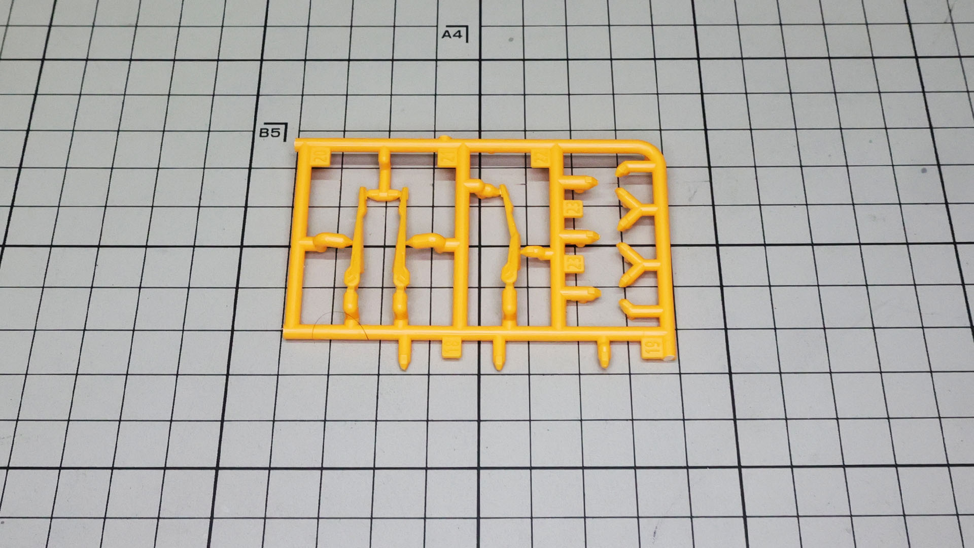 組立説明書では「使いません」となっていますが、アンテナ一式が1セットのこります。これはうれしい！