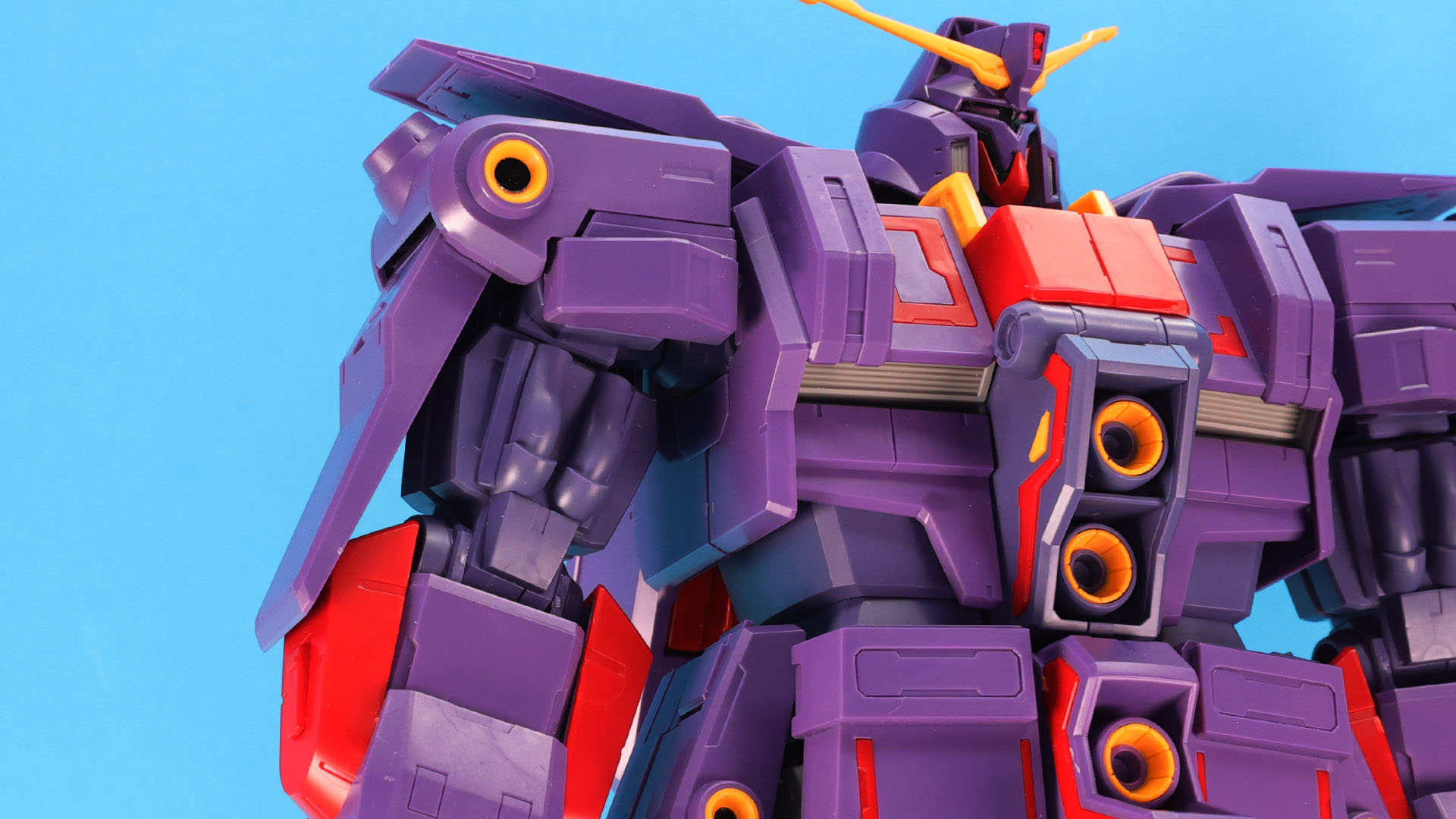 腕部のパイプや肘関節、肩アーマーの密度感