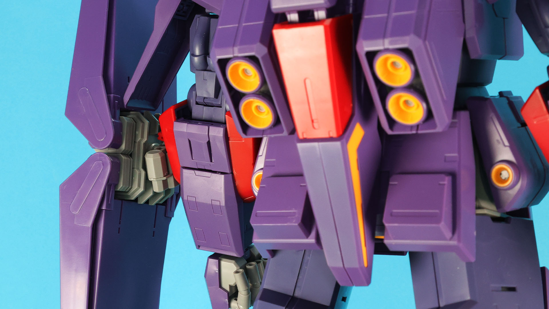 肘裏の変形用ロック機構の接続部もフタがされてディテールを崩さない