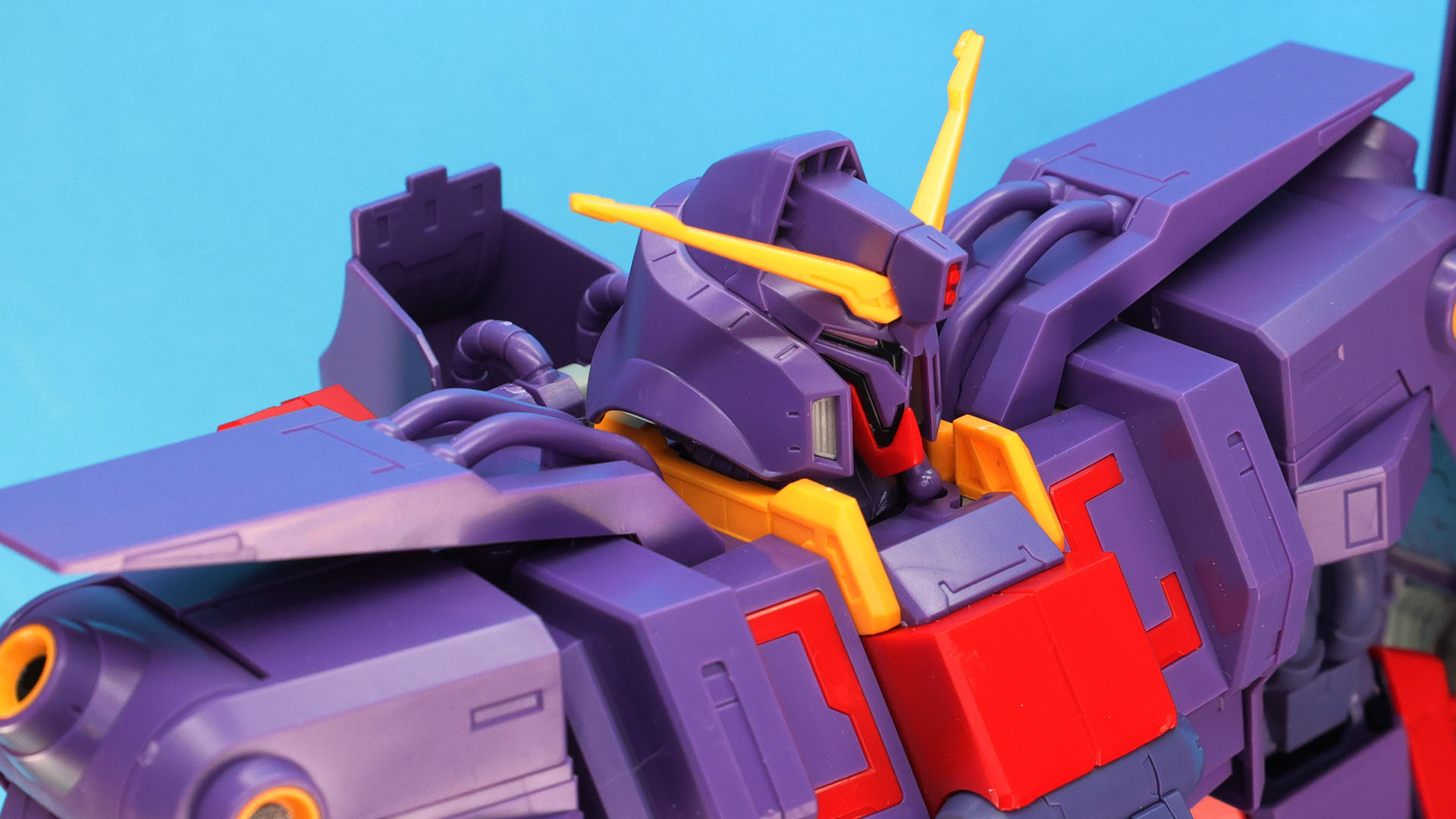 独特な形状の頭部をシャープに再現。ツインアイは別パーツ化！