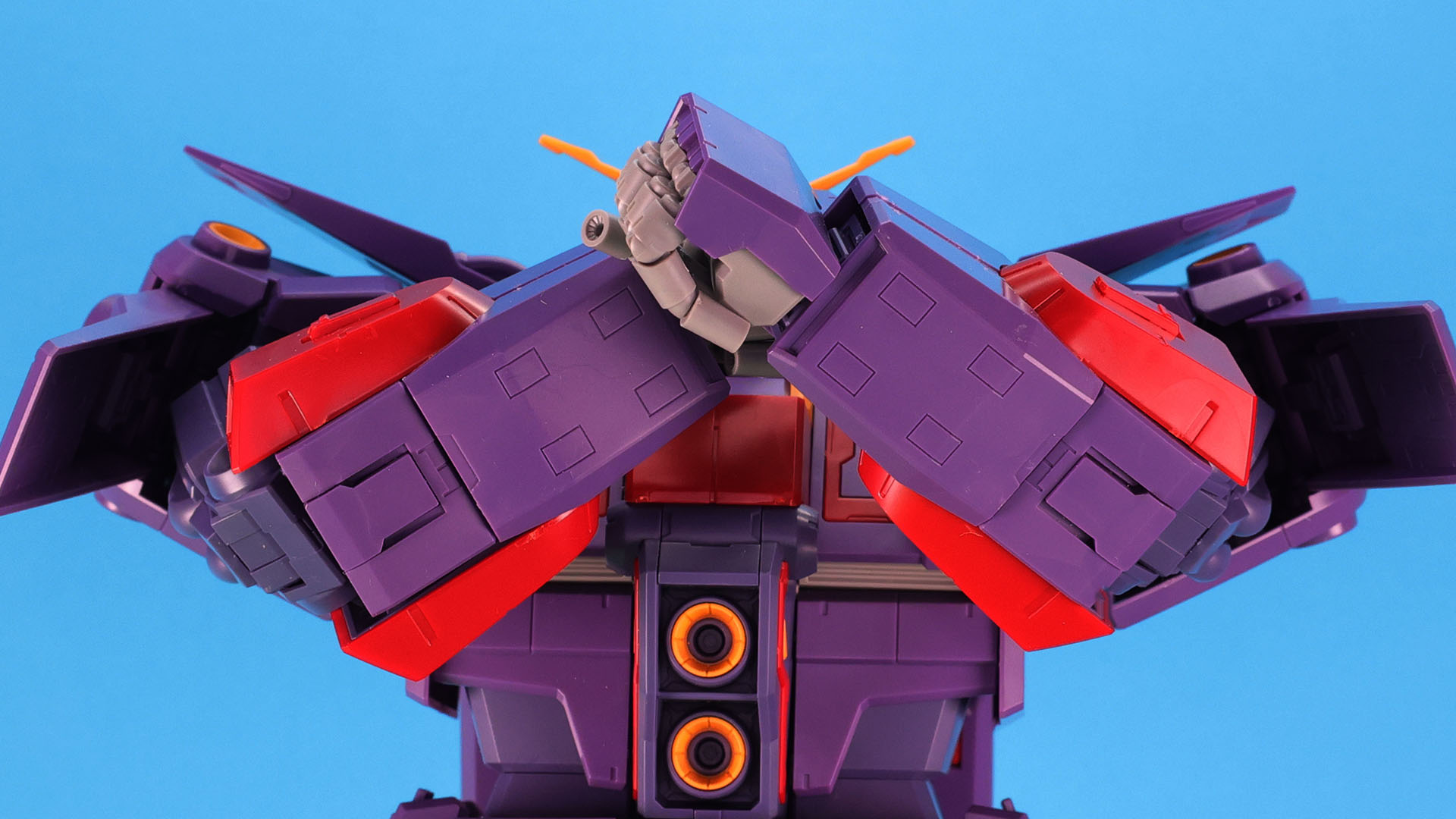 変形可能でも腕部の可動性能にぬかりなし！