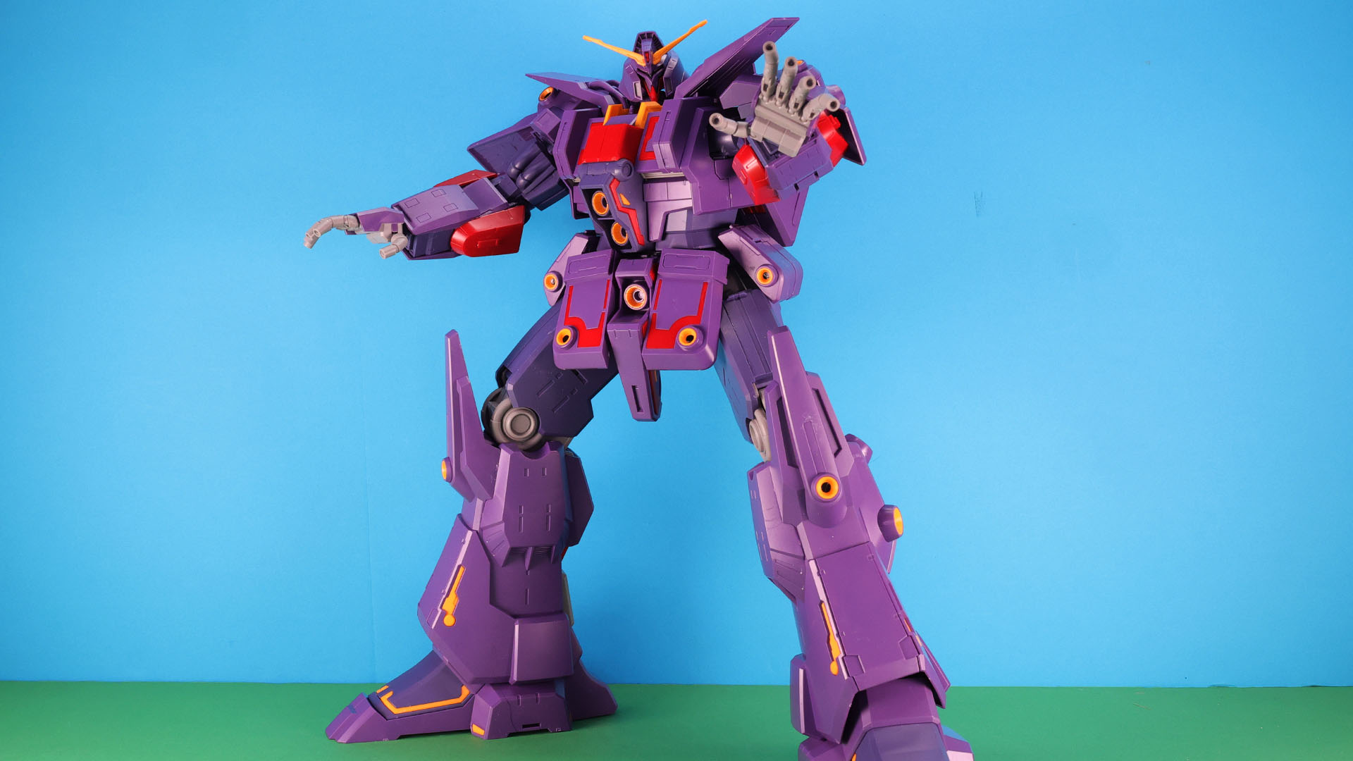 5指が可動できることで表情豊かな表現ができます