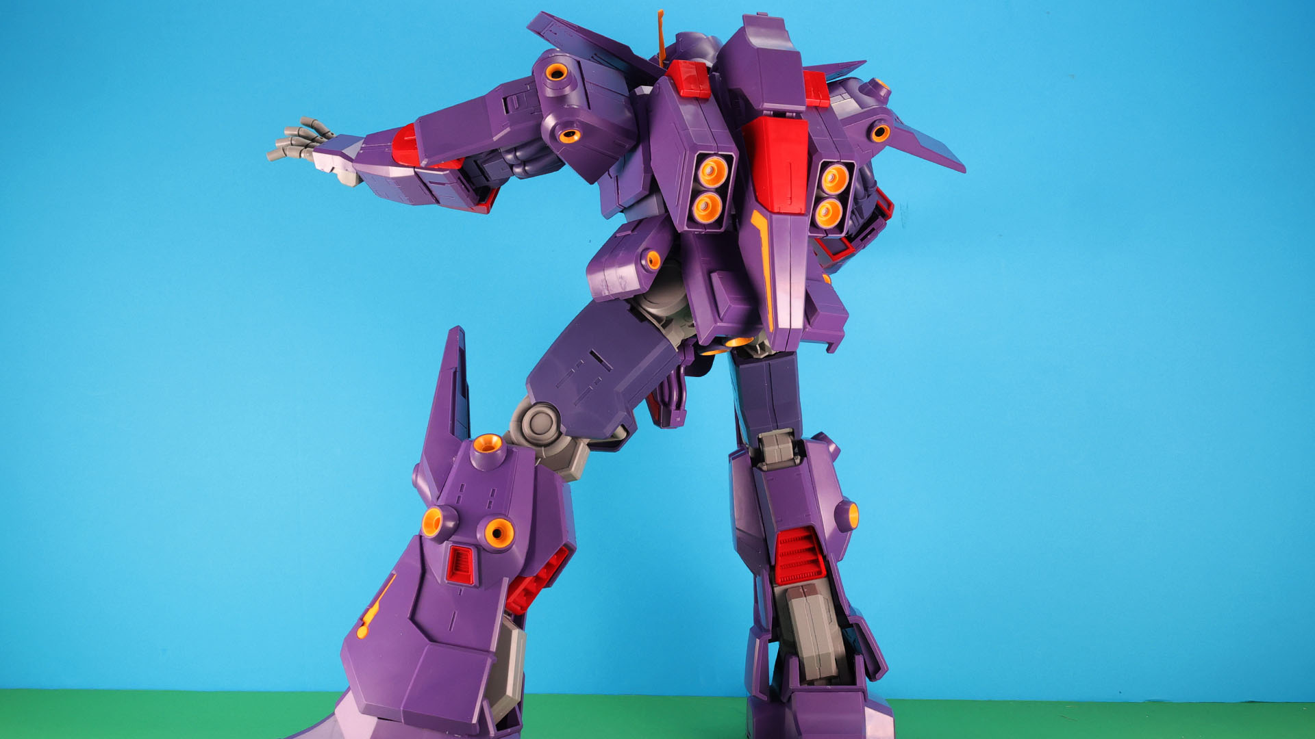 各部可動時に見え隠れするメカフレームがリアリティを感じさせます