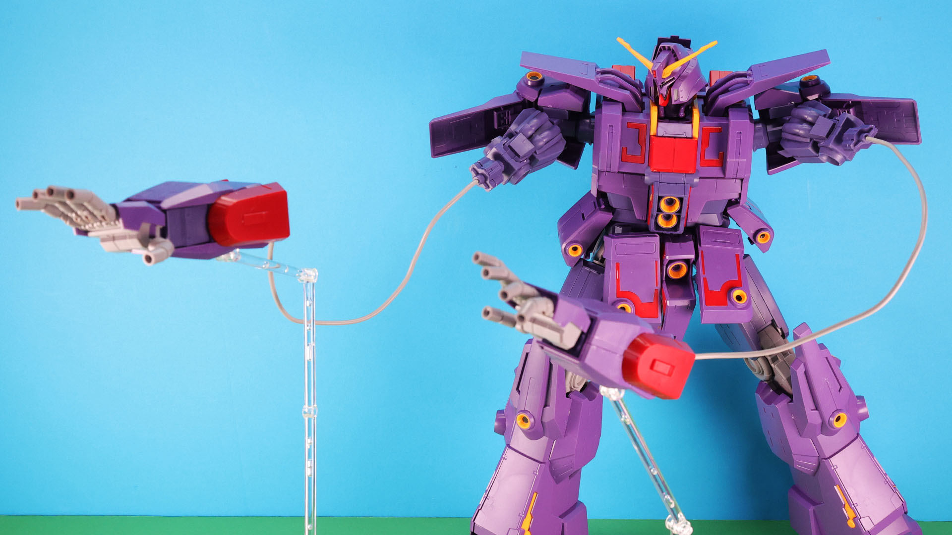 有線式サイコミュで前腕部を飛ばし、敵機をつかむ！