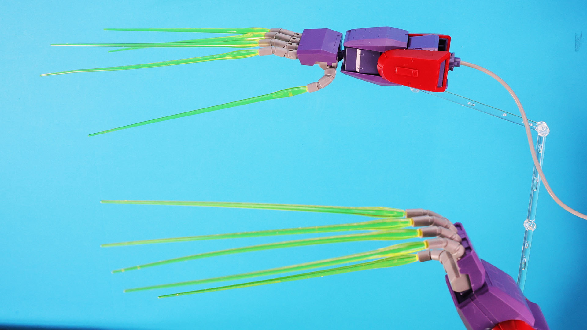 指先からはビームを斉射！