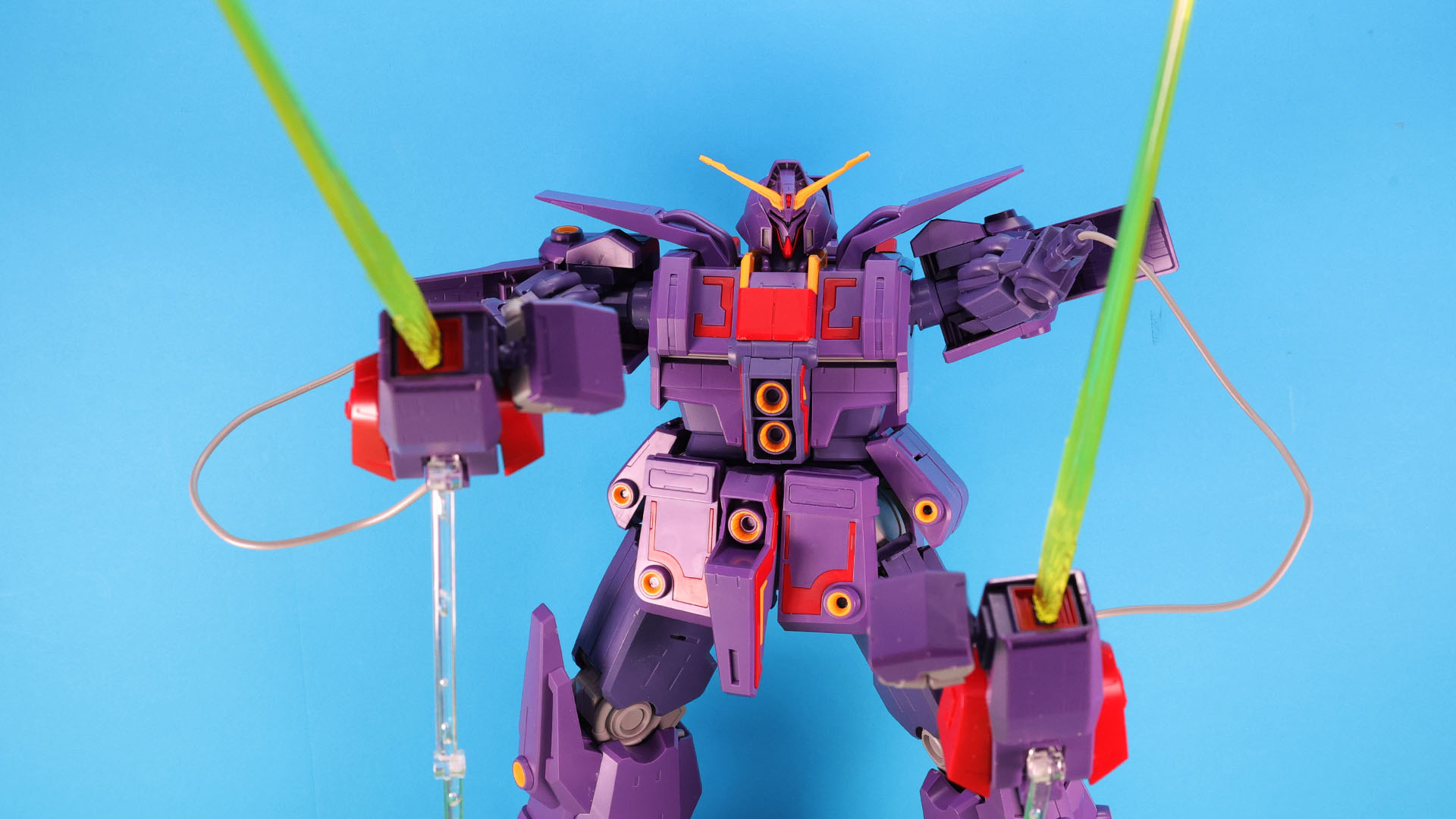 ハンドを折りたたんで大型ビーム・ソードとすることができます