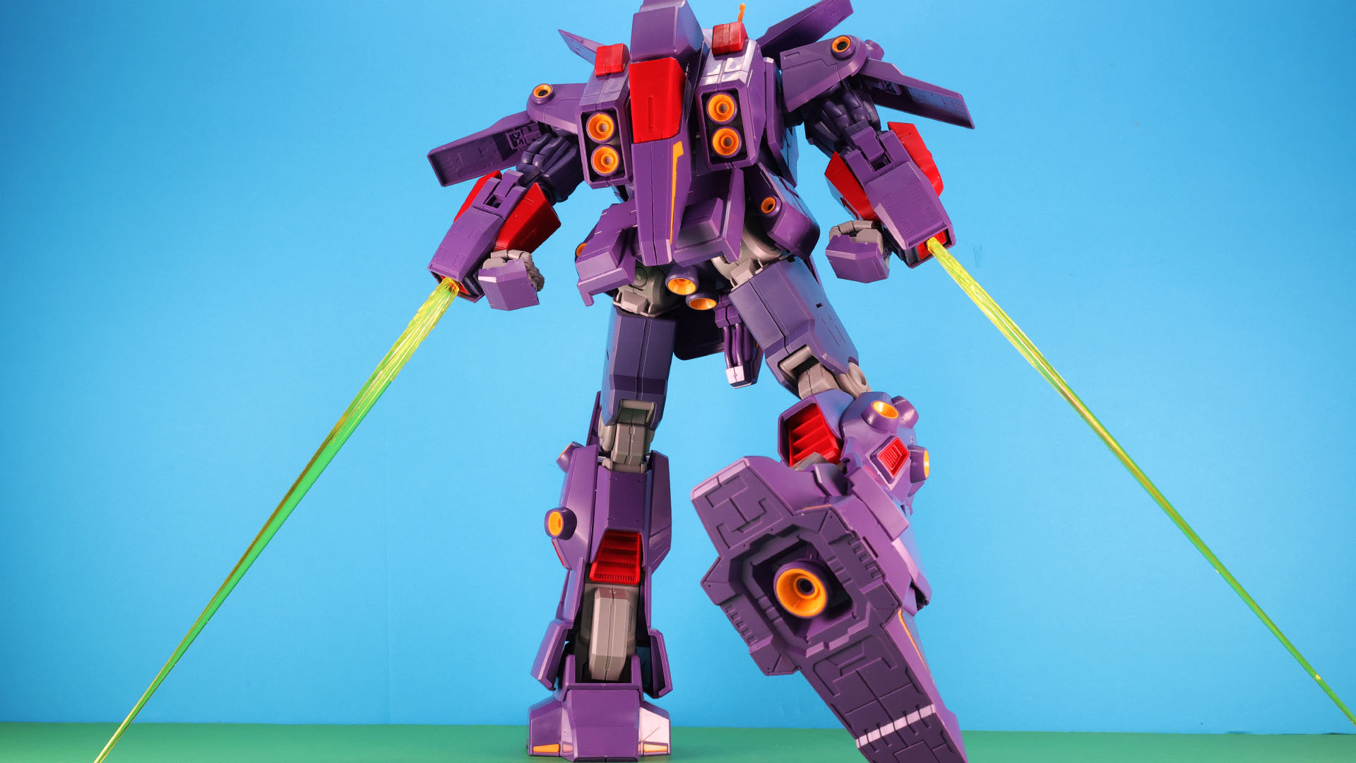 キットオリジナルギミックでシールドは分割して両肩に装着が可能