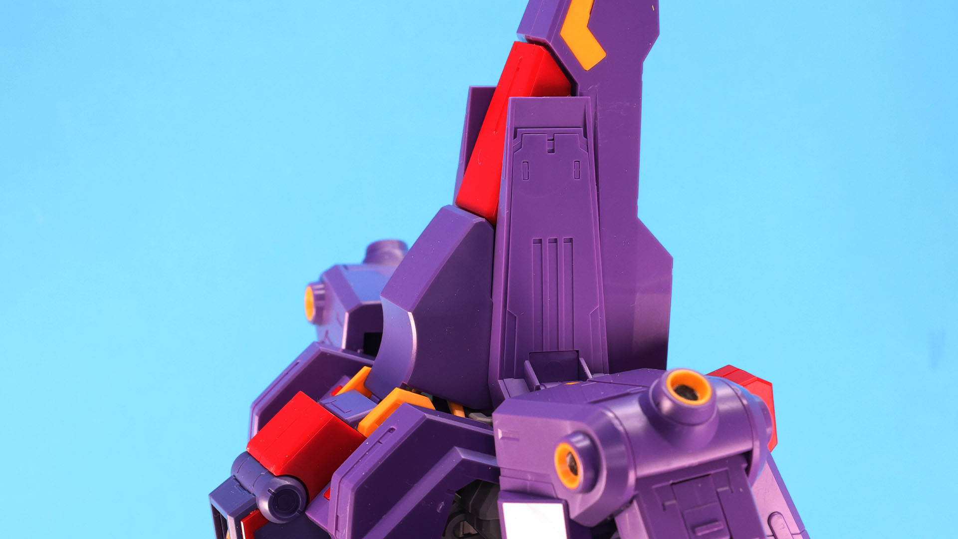 肩の装甲を跳ね上げて側頭部を保護します