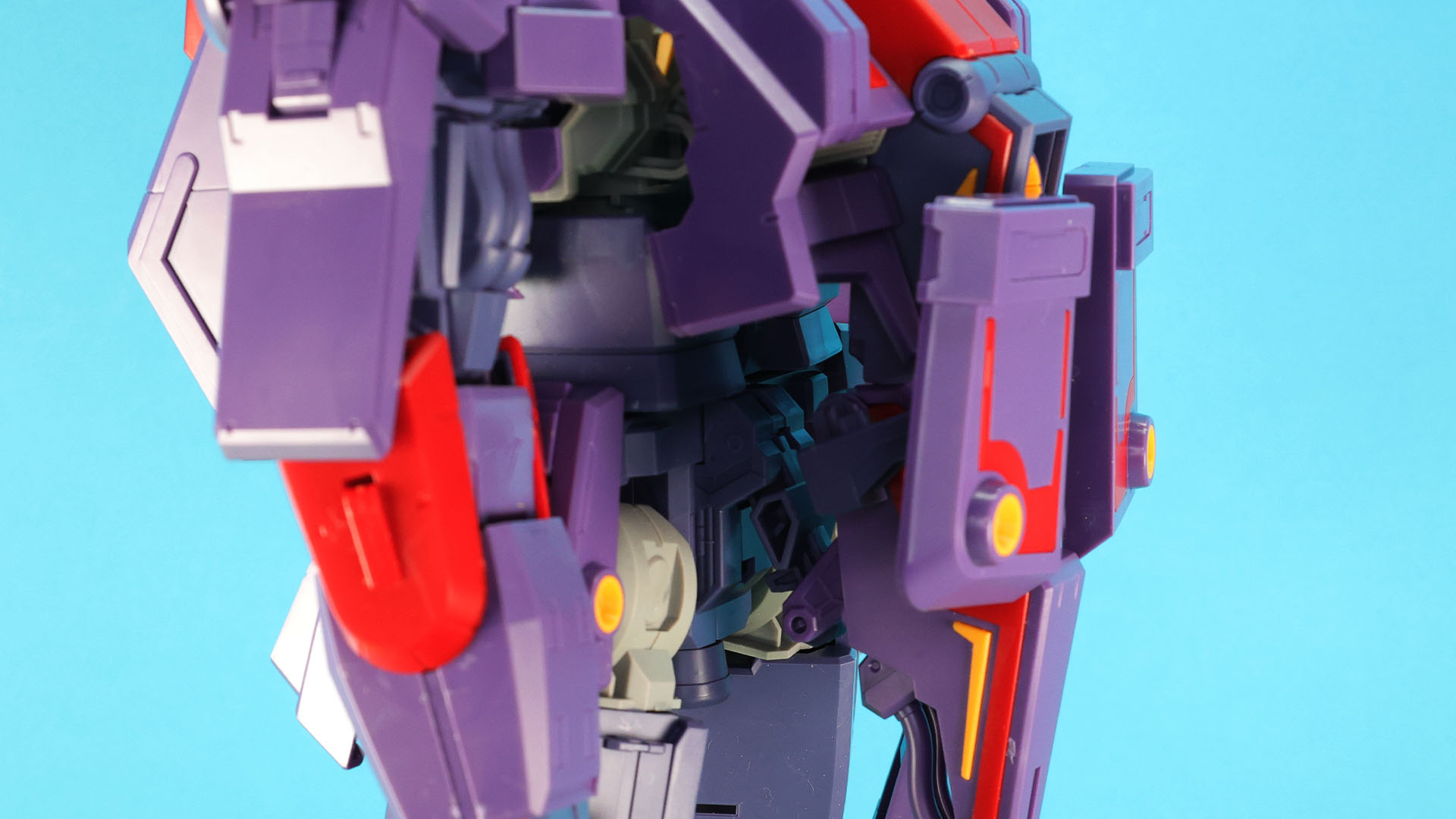 腰部前面全体を起こし、フロントアーマーを上方に移動させます