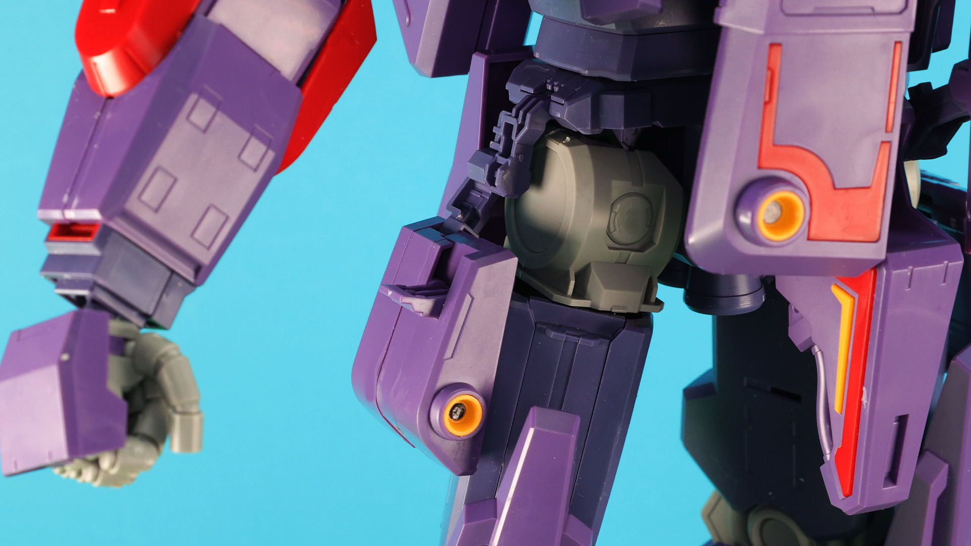 サイドアーマーは下方へ移動させます