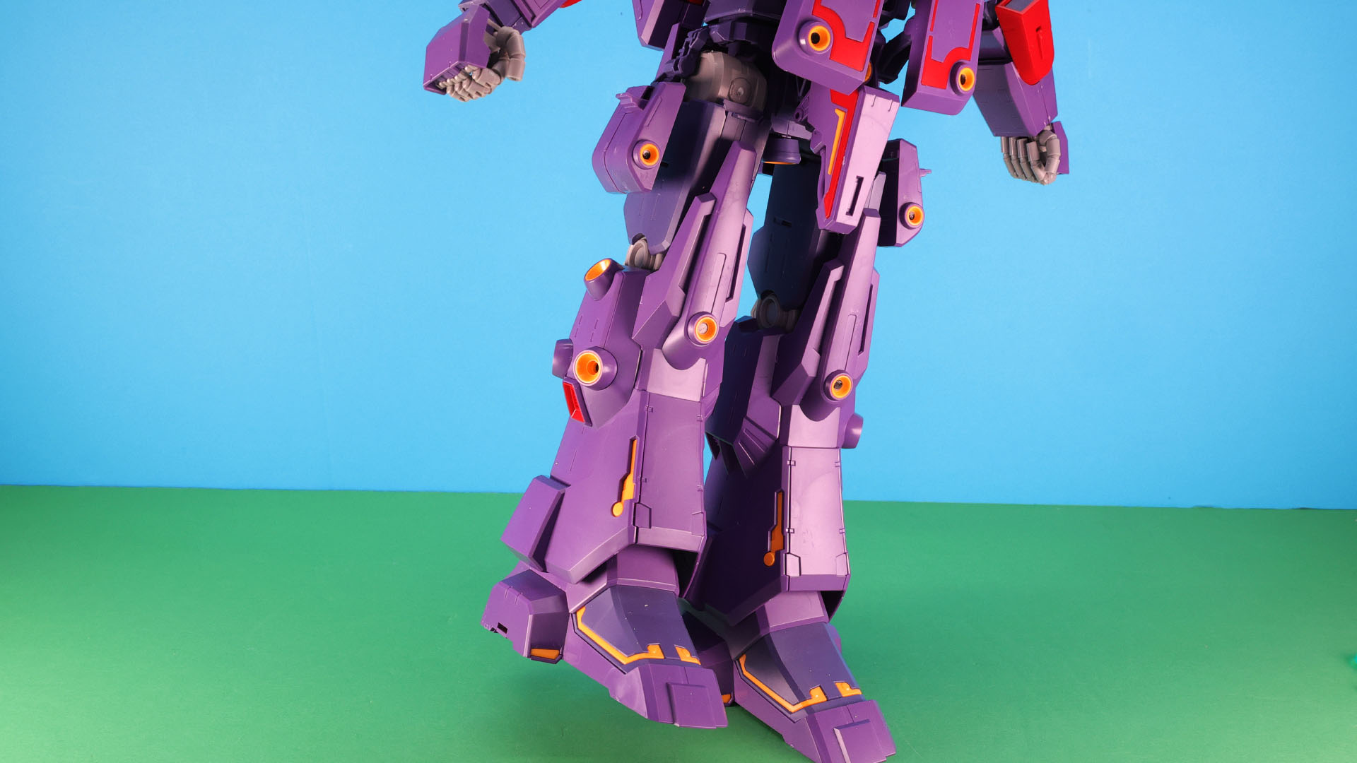 脚部本体を縮めます。大腿部にその機構があることを意識して可動させます