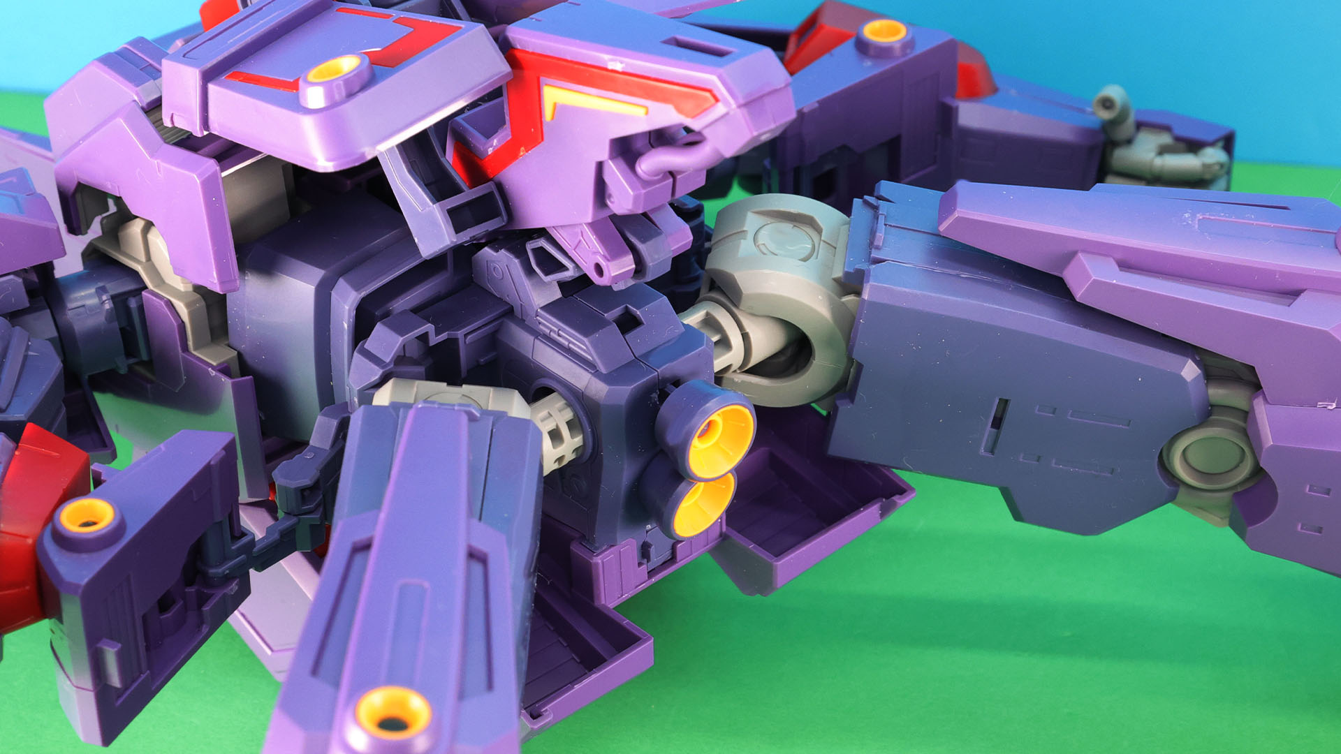 股関節の間にあるノズルをゆっくり引っ張ってロックを外し、股関節を左右に展開します