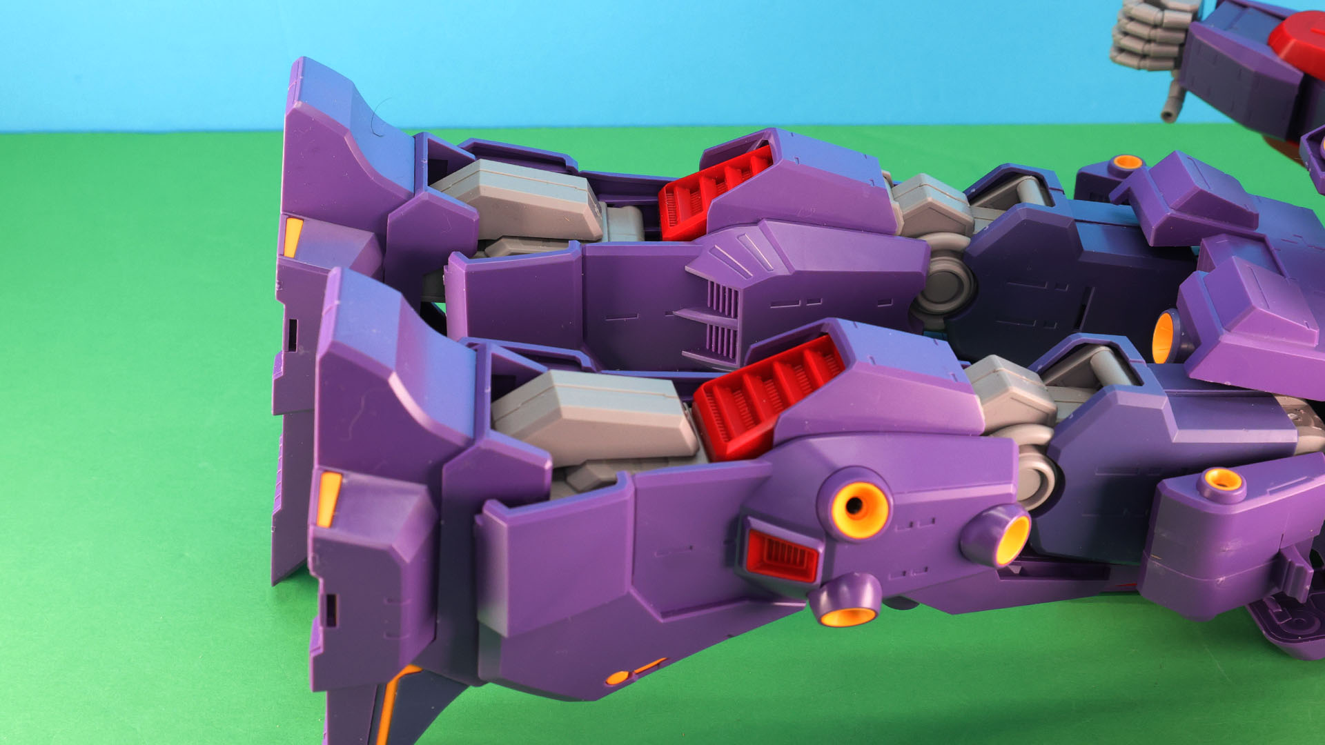 アキレス腱部のロックを外し、ソール全体を下方へ外します