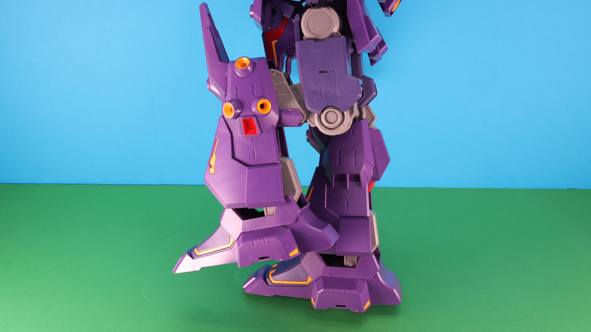 大腿部の前面装甲をスライドさせつつ脛下部を前へ持っていきます