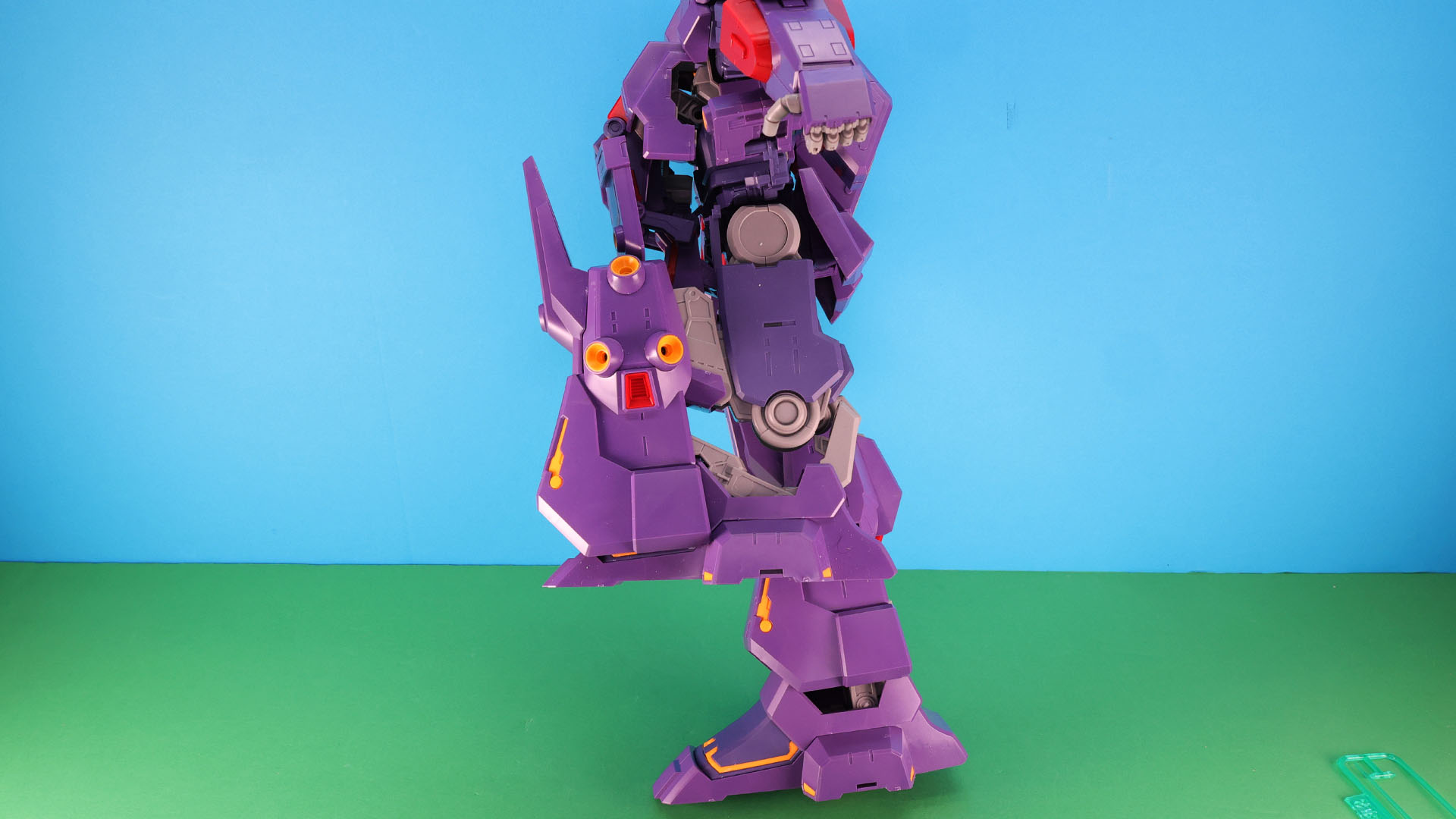 ソールを後方へ移動させ、押し込んでロックします