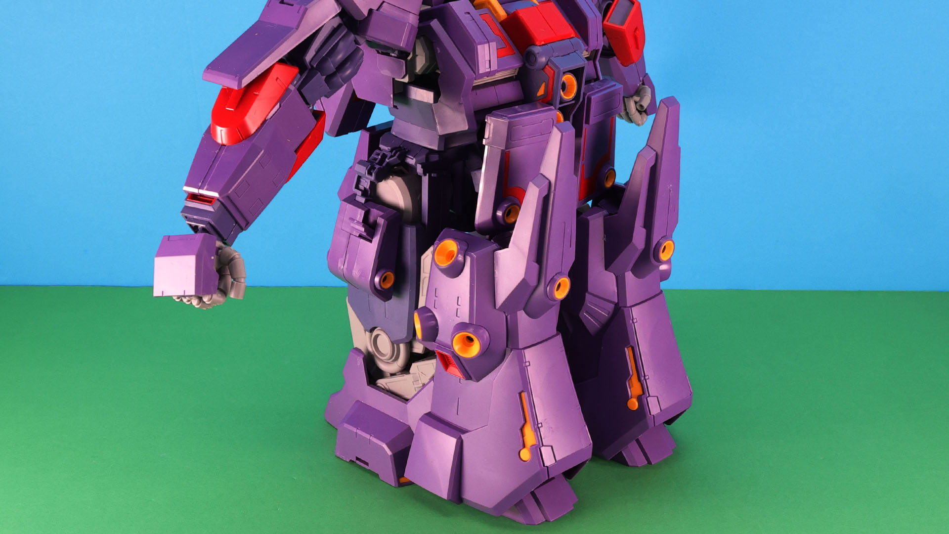 両脚の変形が完了、サイドアーマーのロック用ツメを起こします