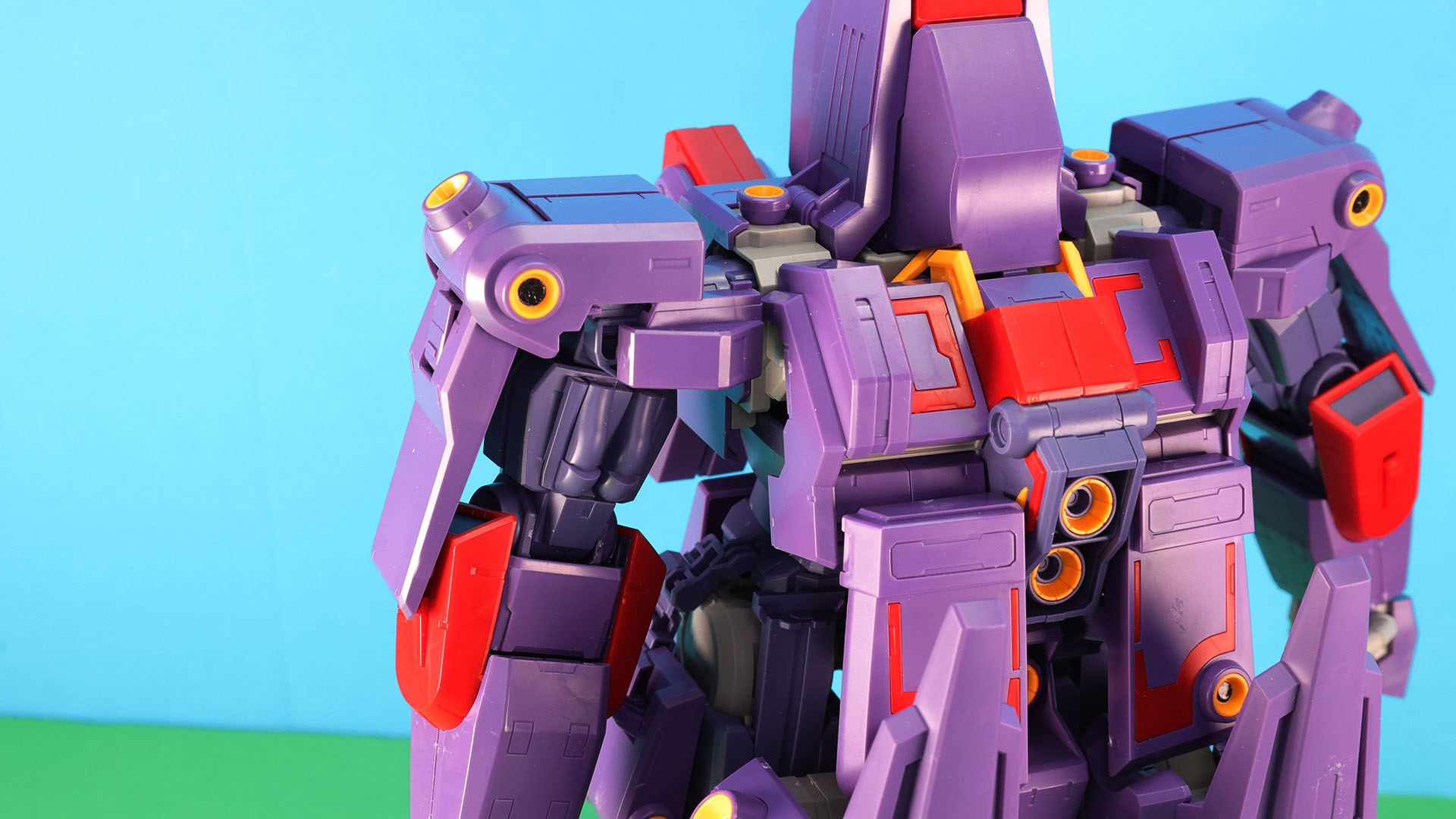 肩アーマーを外へ移動させ……