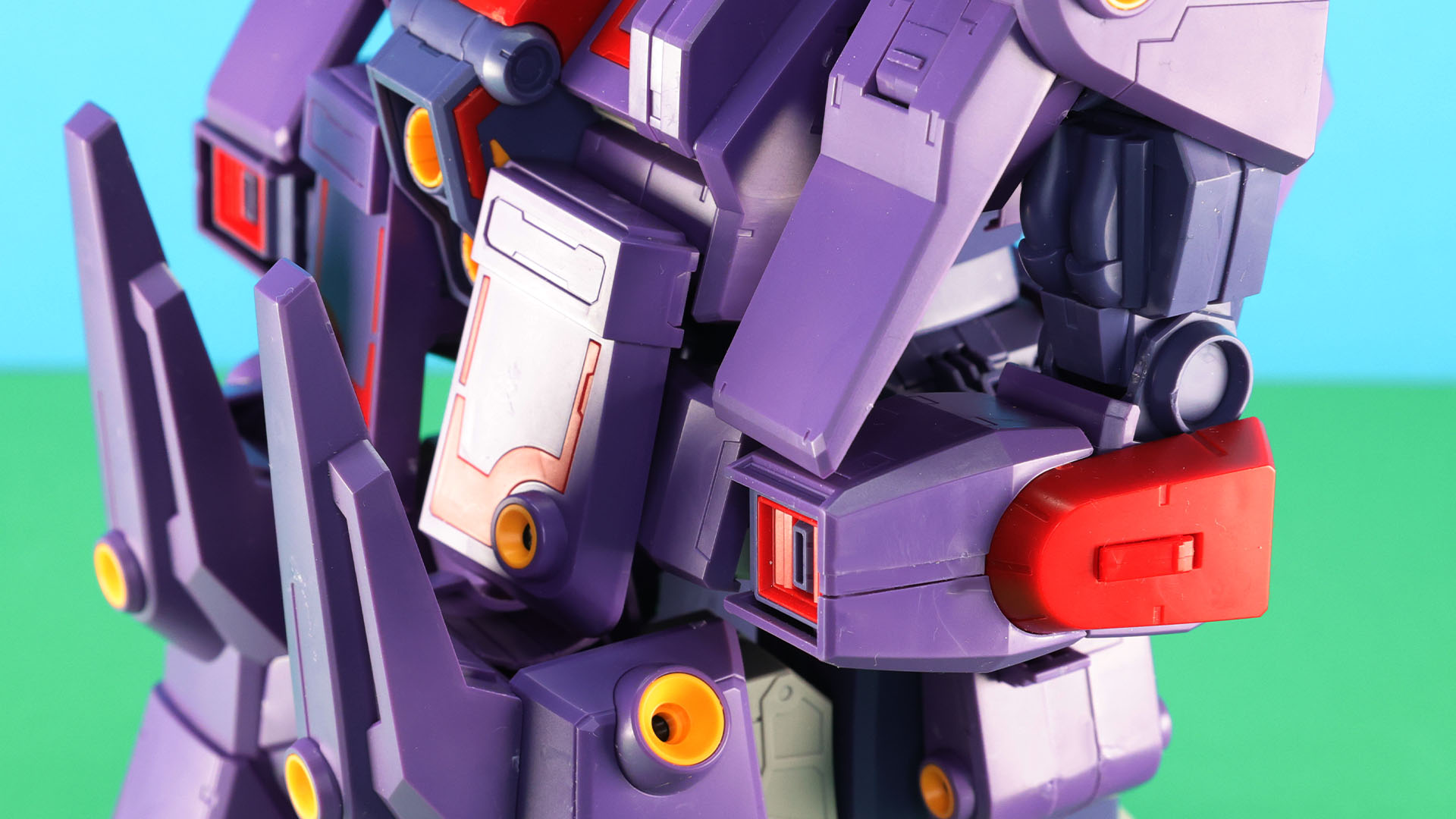 腕部の肘関節を90度に曲げ、ハンドを内側に折りたたんでフロントアーマーの内側に入れます