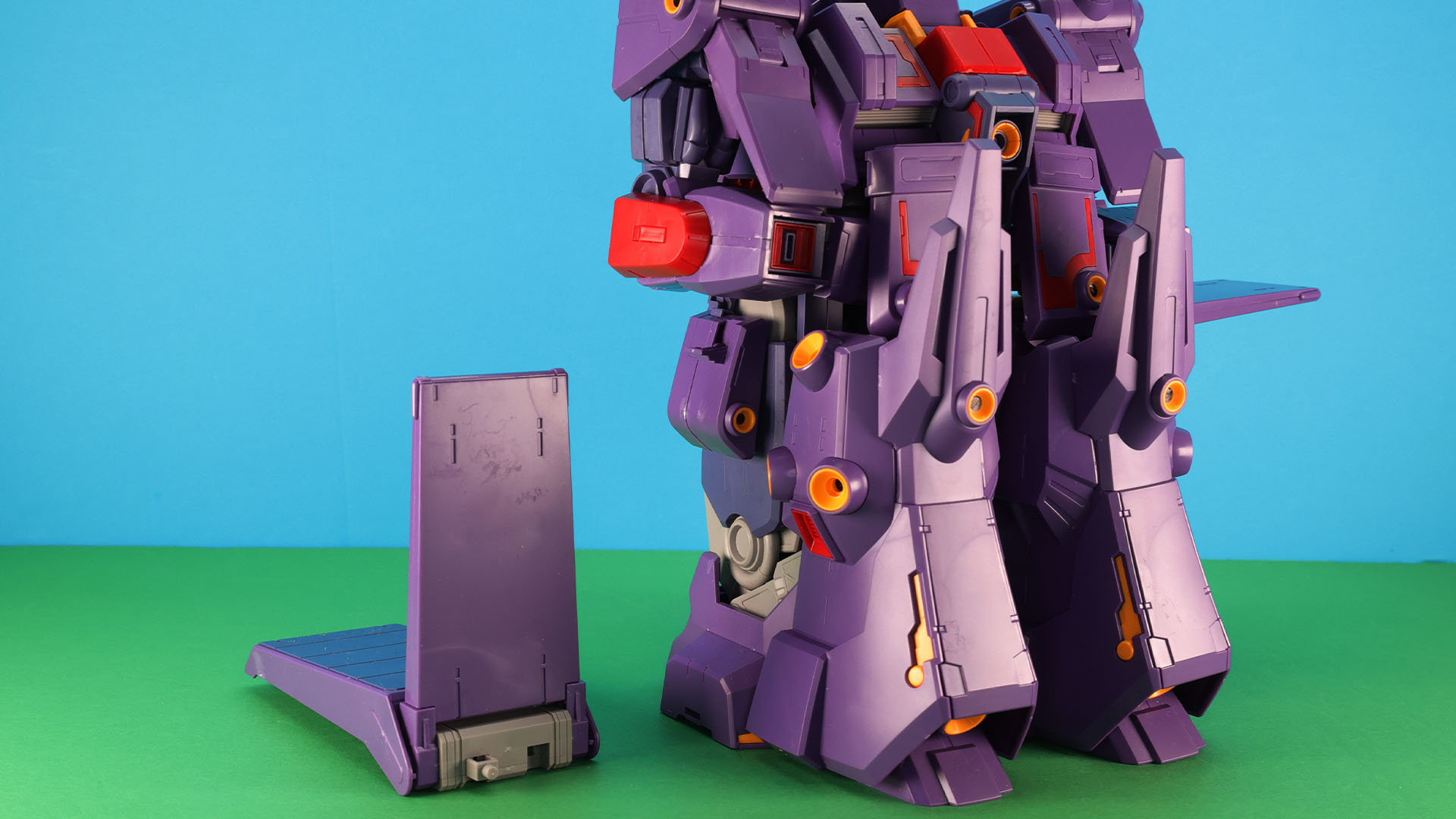 シールドを変形させ、肘部／サイドアーマー／ソール横で接続します