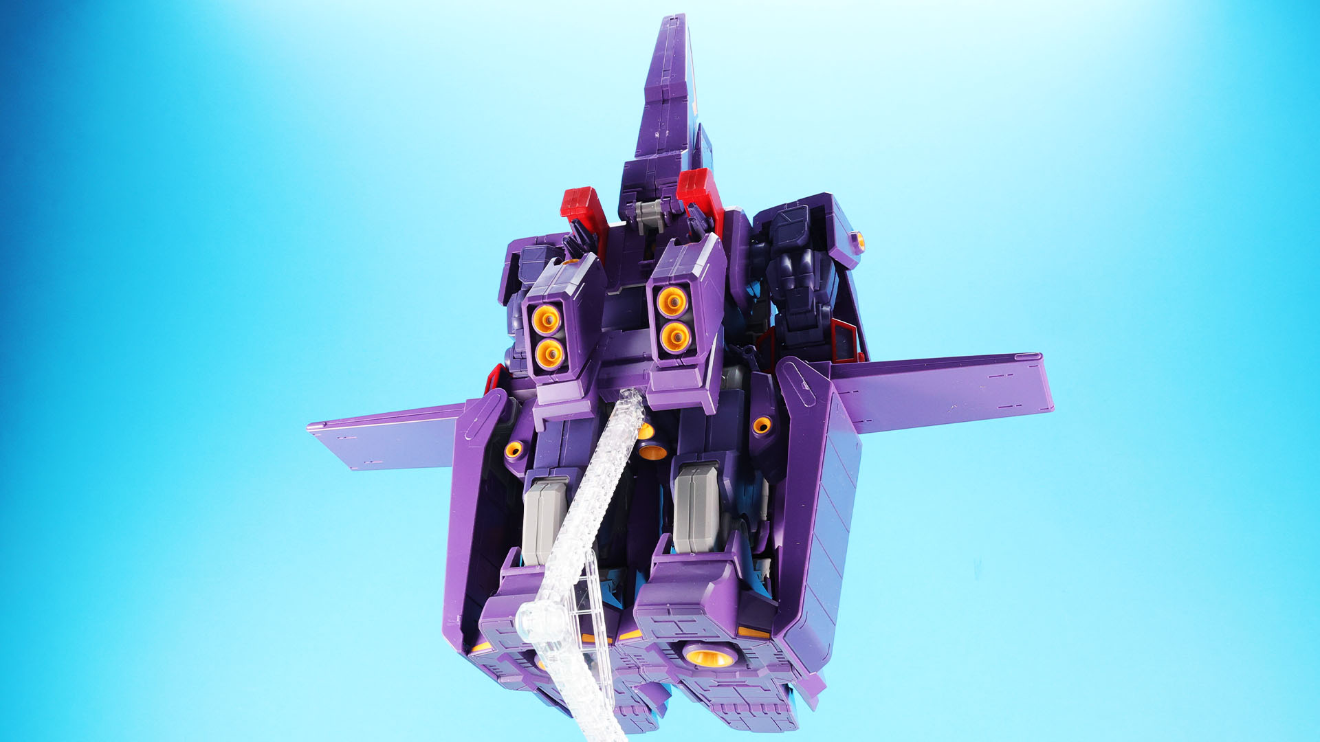 付属のスタンドに飾ることができ、浮いた状態を表現できます。バランスに注意！